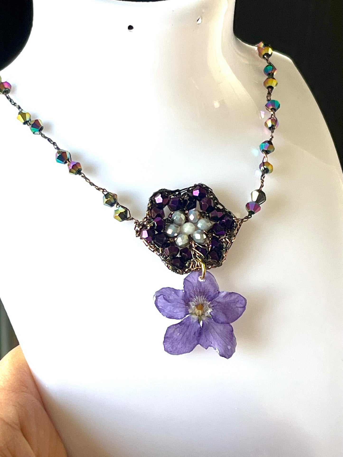 Collier au crochet & fleur naturelle de violette