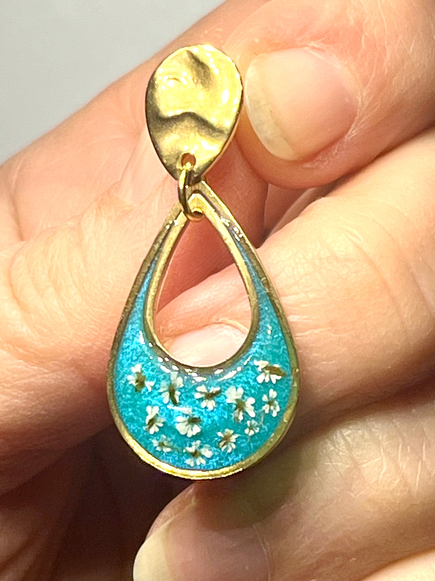 Boucles d’oreilles fleurs carotte sauvage larme bleu nacré