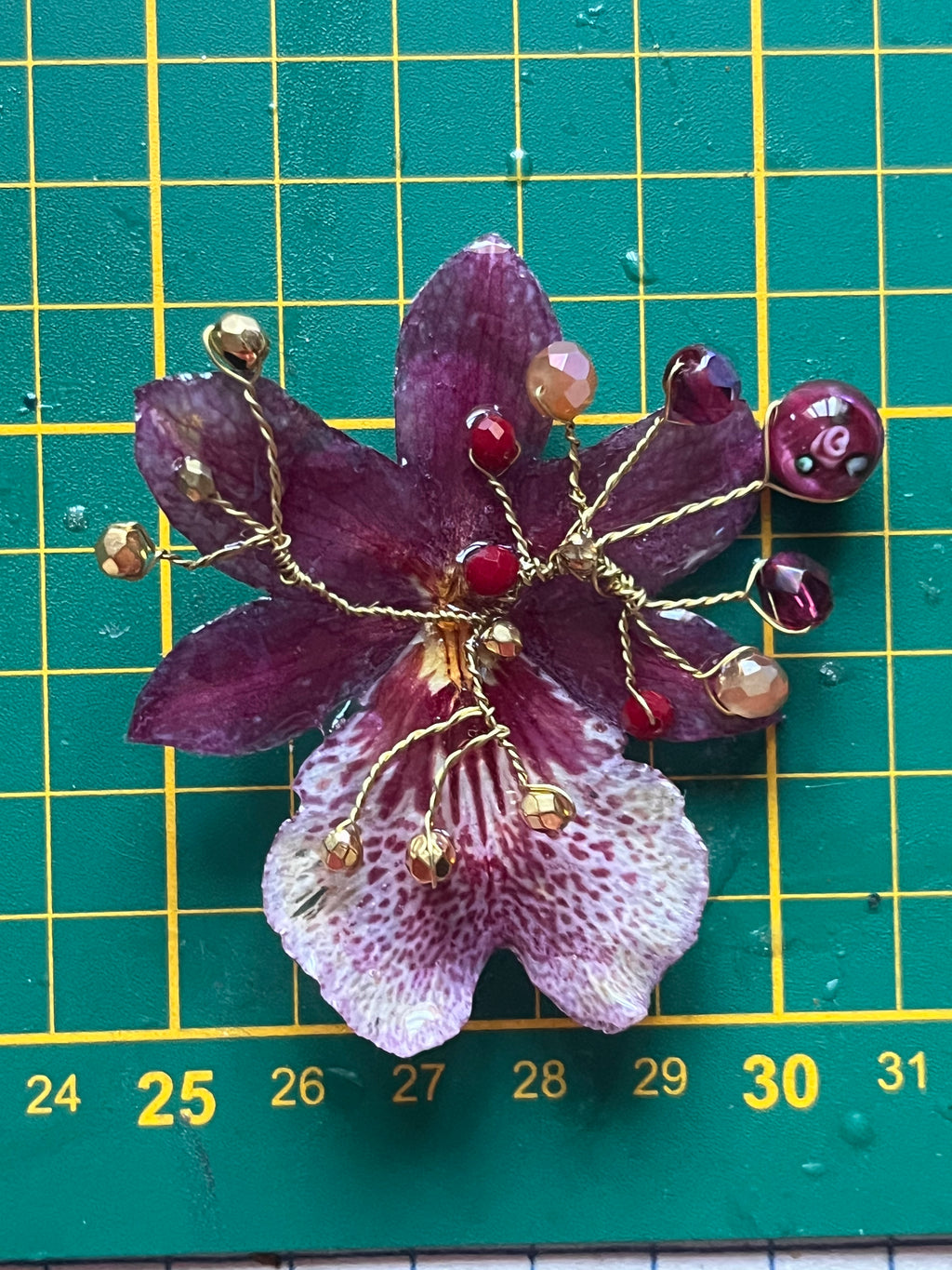 Broche Orchidée Précieuse – Fleur naturelle et détails dorés