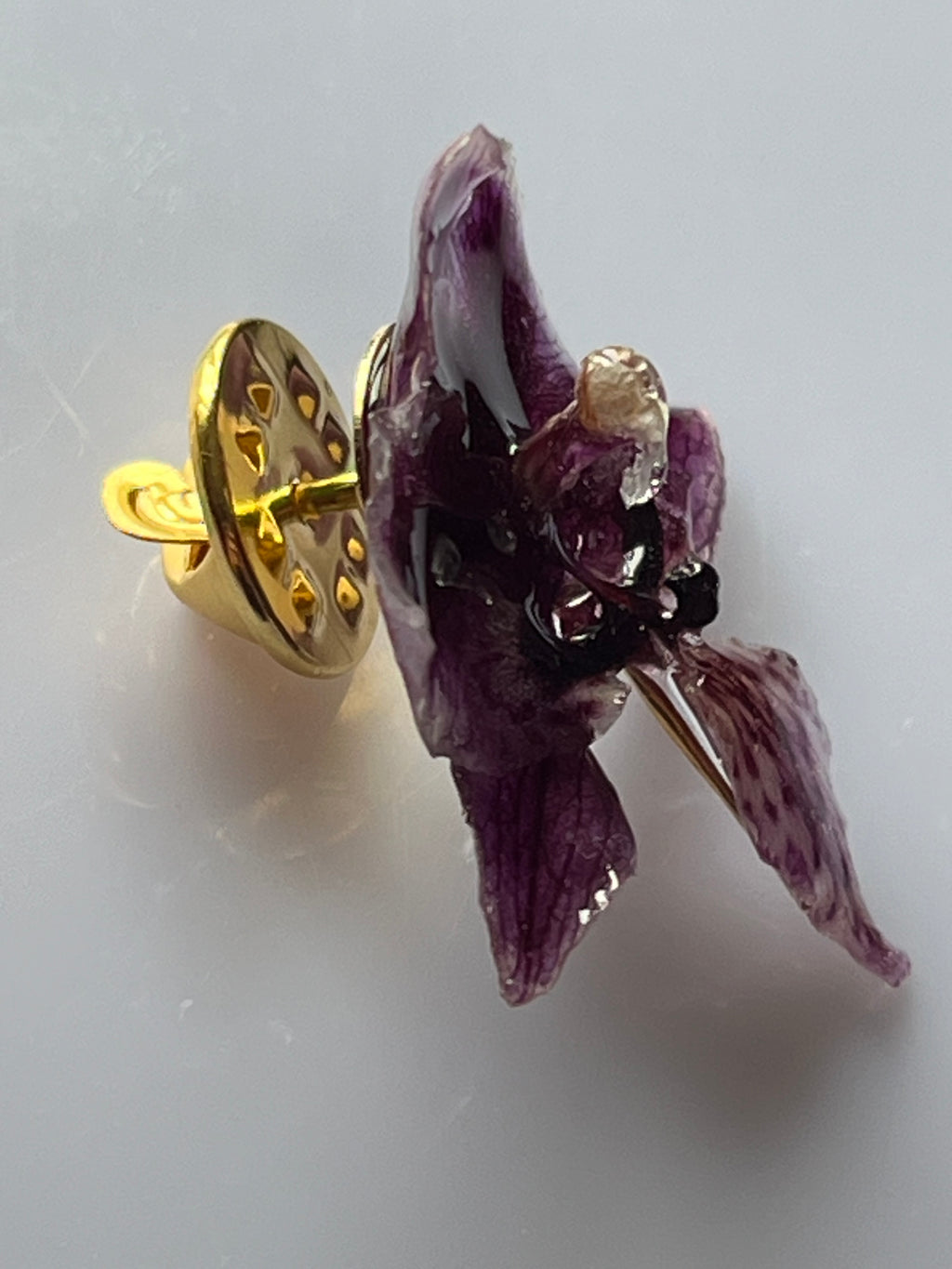 🌸 Pin’s Mini Orchidée Naturelle – Bijou Floral Unique