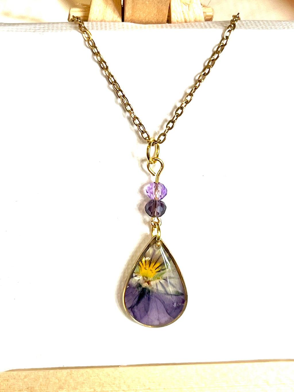 Collier goutte en résine – Fleur de pensée naturelle