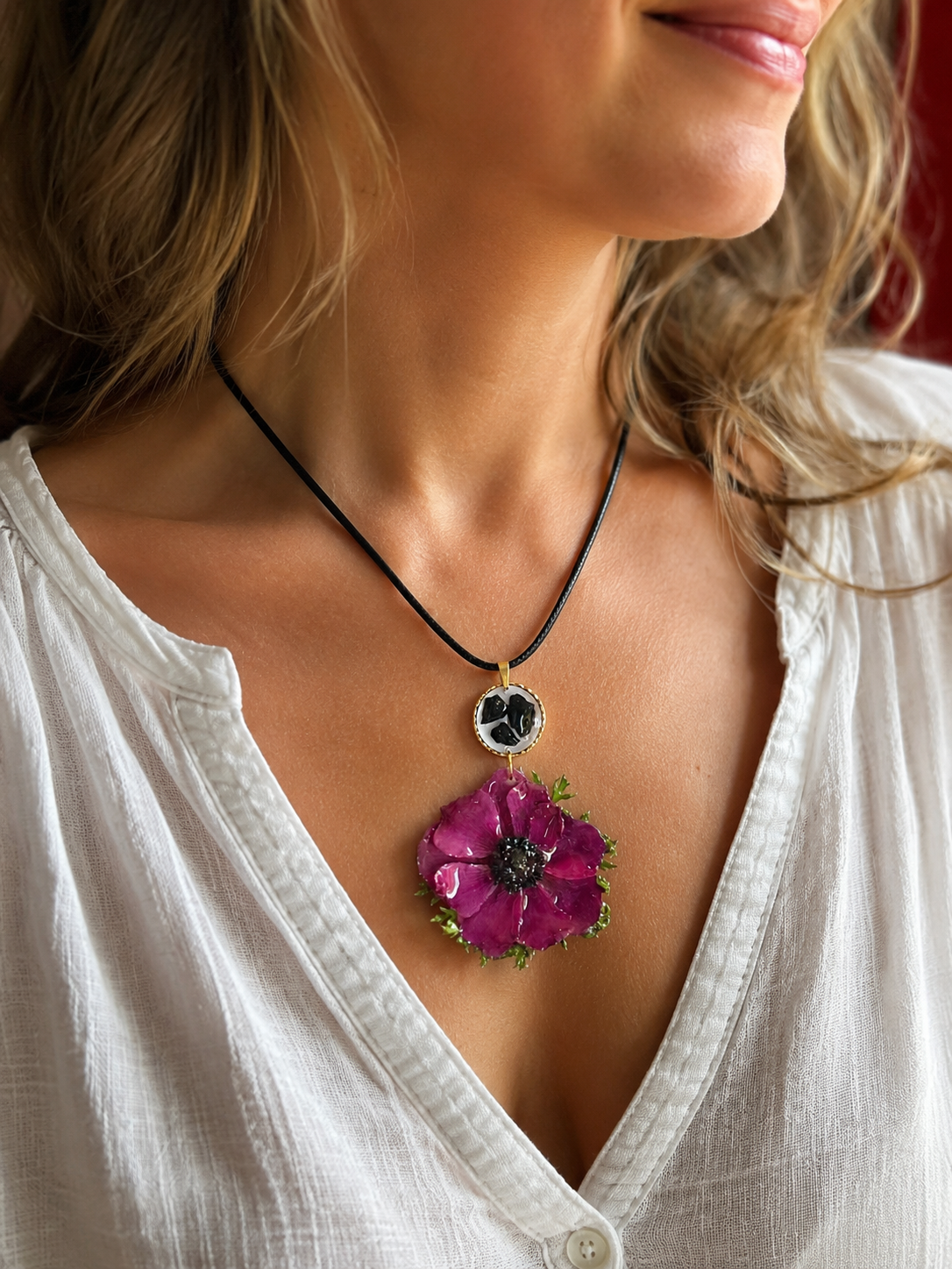 Collier Fleur d’Anémone Violette & Tourmaline Noire – Fleur naturelle résinée