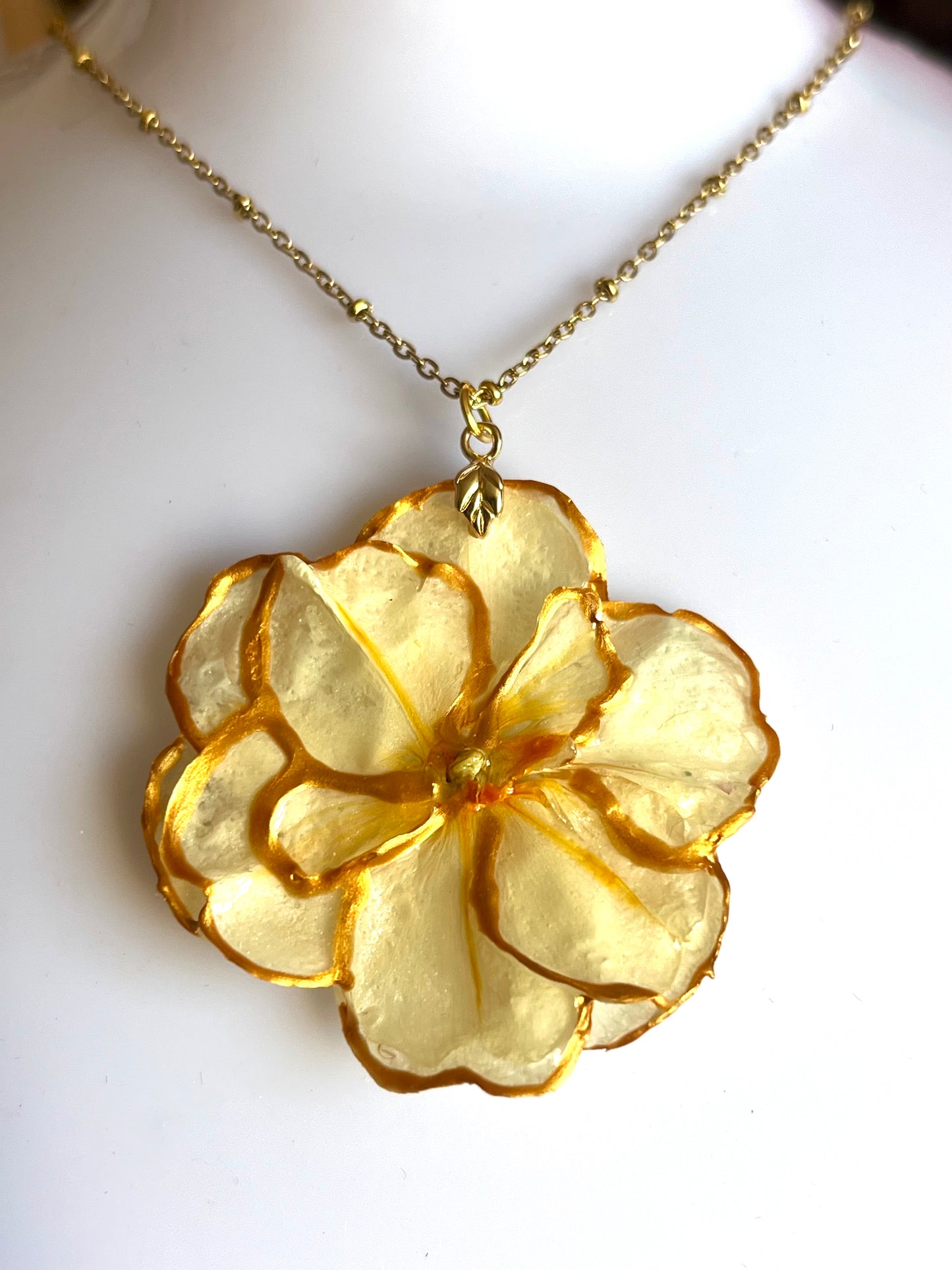 Collier Fleur Freesia Séchée Dorée – Bijou Bohème & Élégant