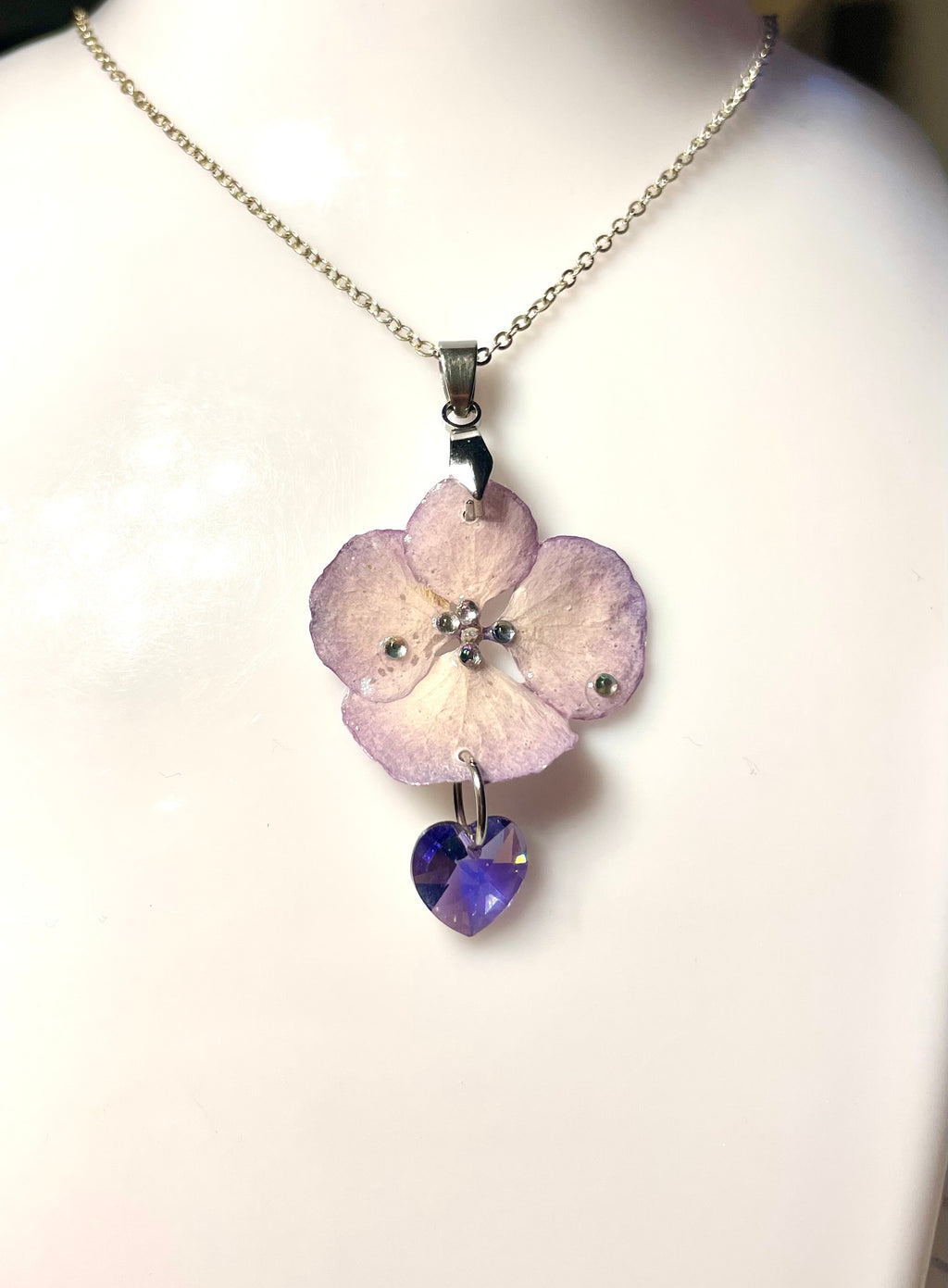 Collier fleur Hortensia mauve & cœur de cristal - Aux fleurs de Chloé Collier fleur Hortensia mauve & cœur de cristal Collier Collier