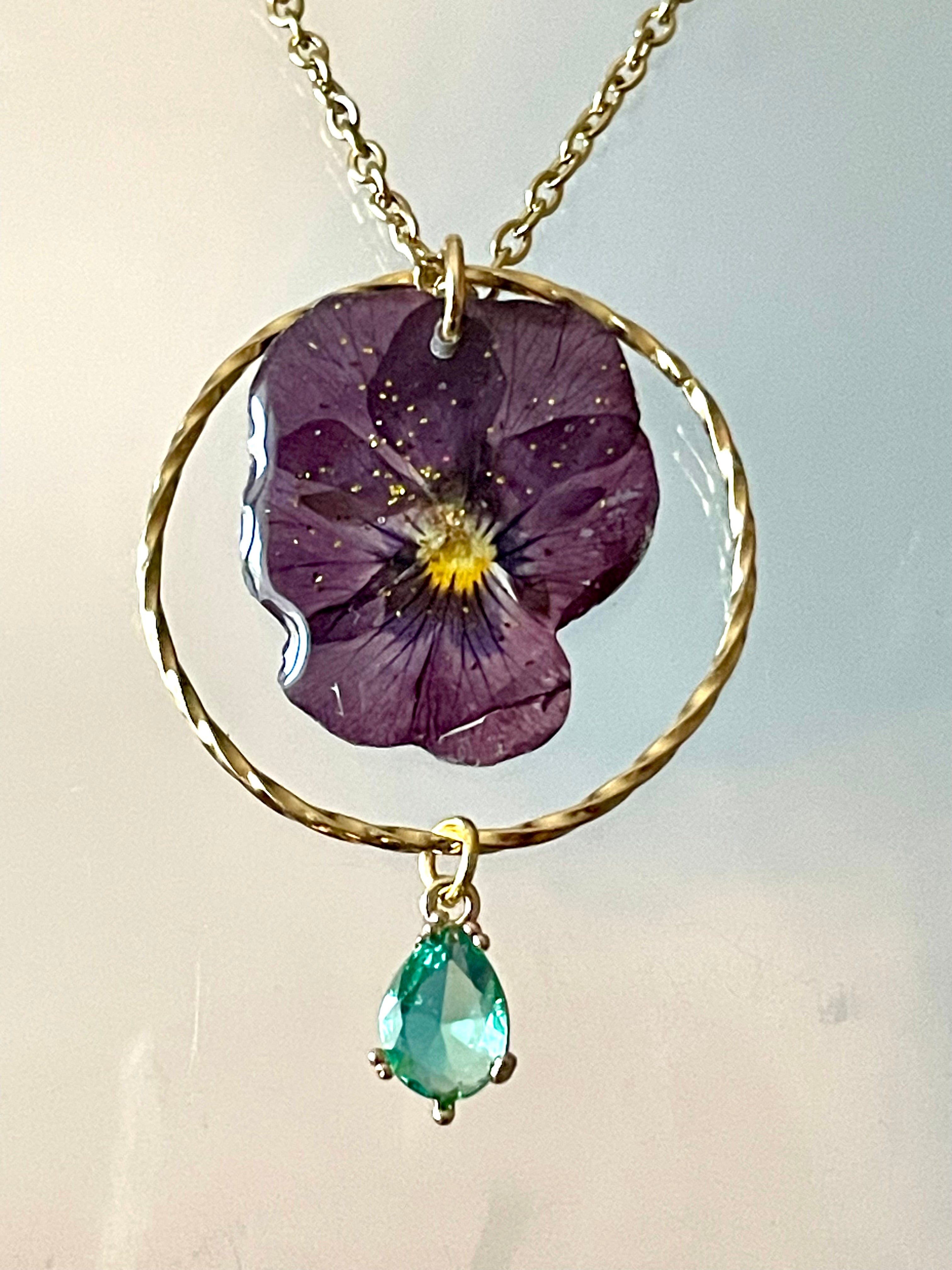 Collier pensée Bordeau & zircon  bleu vert - Aux fleurs de Chloé Collier pensée Bordeau & zircon  bleu vert Collier Collier