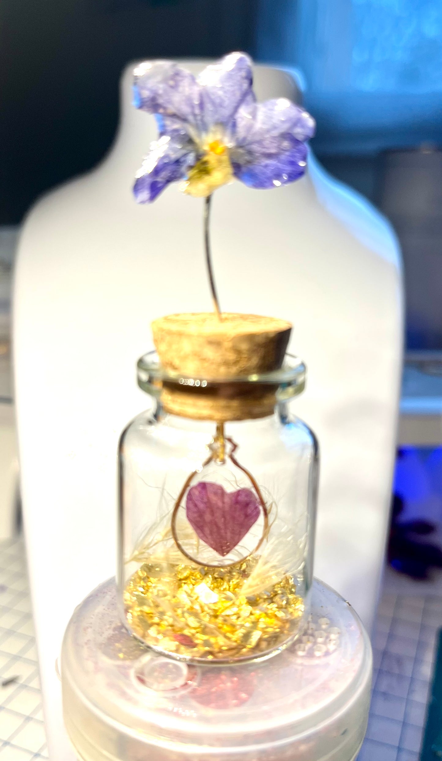 Fiole avec pendentif cœur de pétale d’orchidée