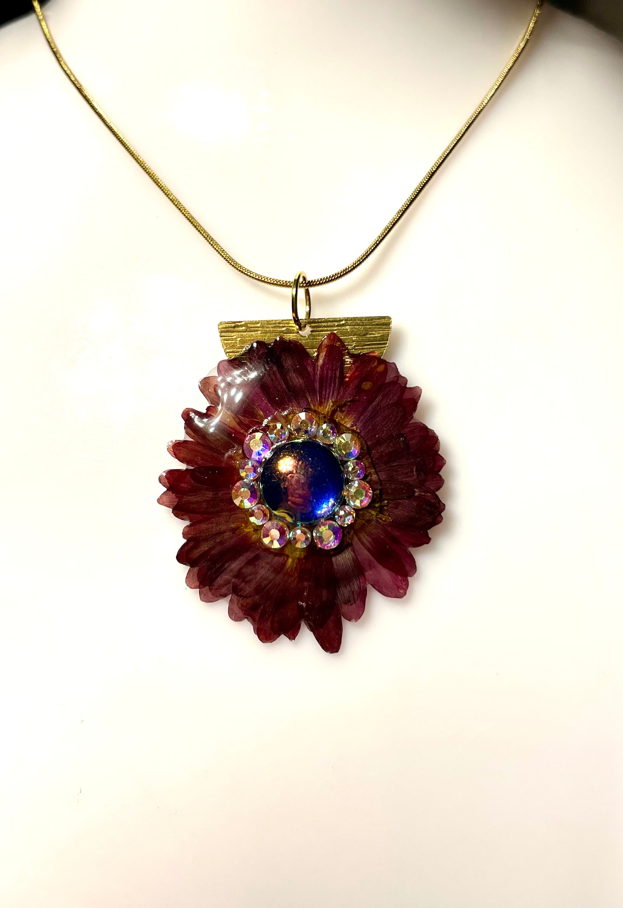 Collier Chrysanthème & strass «plumes» - Aux fleurs de Chloé Collier Chrysanthème & strass «plumes» Collier Collier