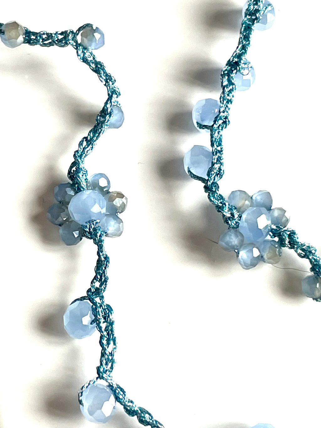 Collier sautoir fleurs en perles de verre bleues - Aux fleurs de Chloé Collier sautoir fleurs en perles de verre bleues Collier Collier