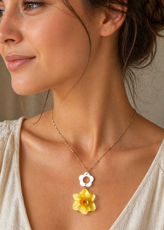 🌼 Collier jonquille naturelle – Résine & chaîne dorée