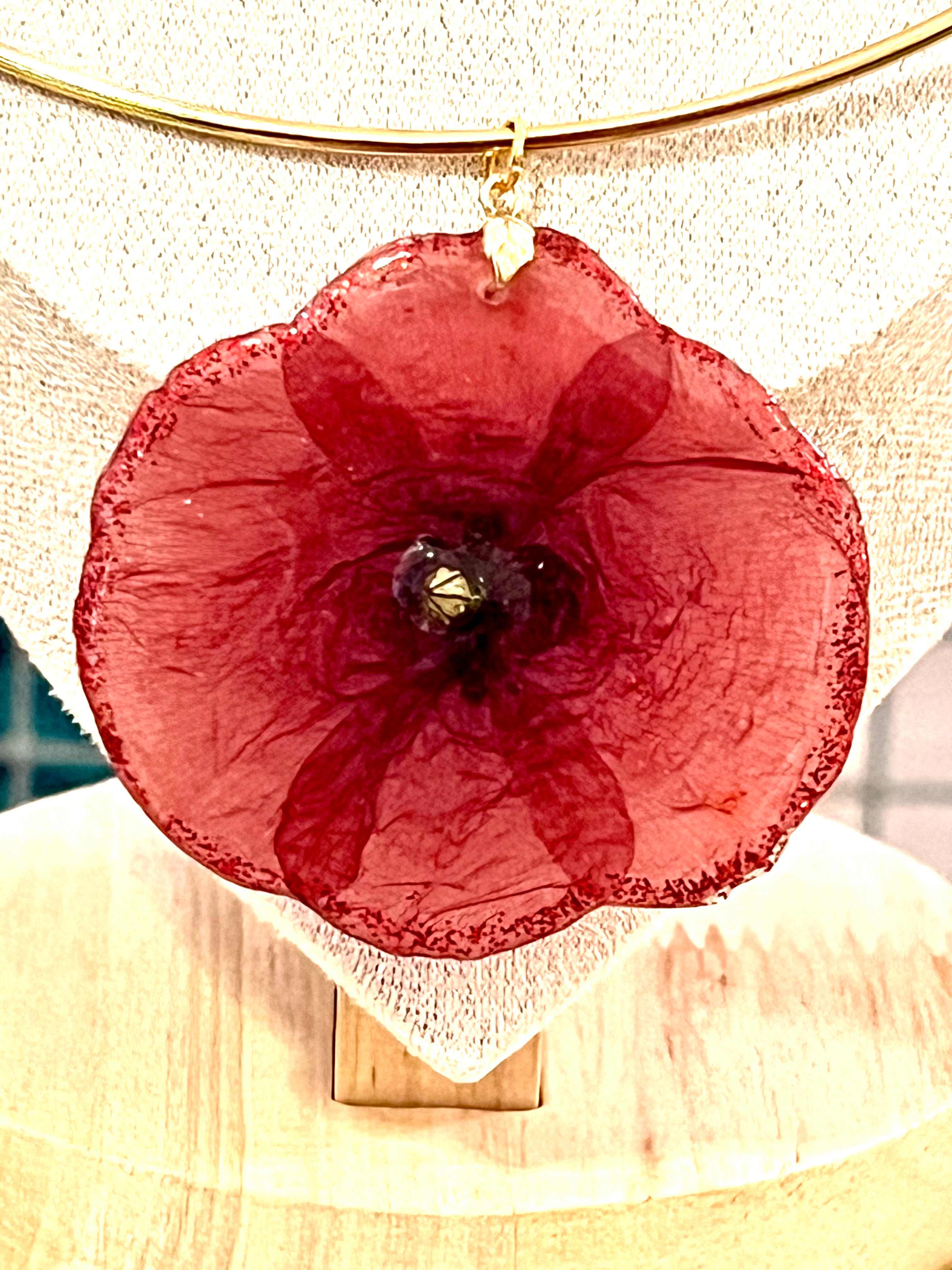 Collier torque doré – Fleur naturelle Coquelicot éternisée en résine