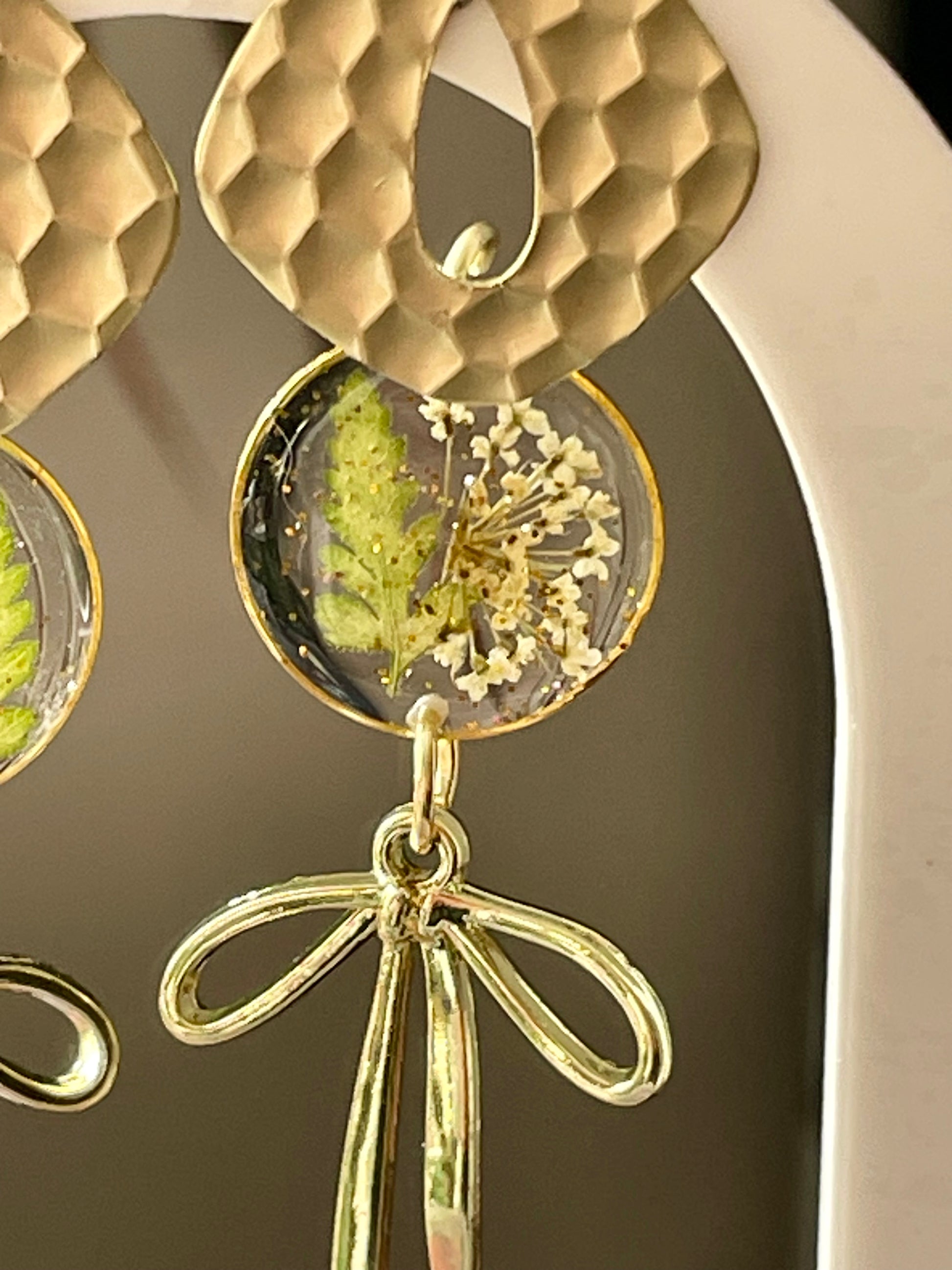 Boucles d’oreilles fleurs carotte sauvage & noeuds dorés - Aux fleurs de Chloé Boucles d’oreilles fleurs carotte sauvage & noeuds dorés Boucles d’oreilles Boucles d’oreilles