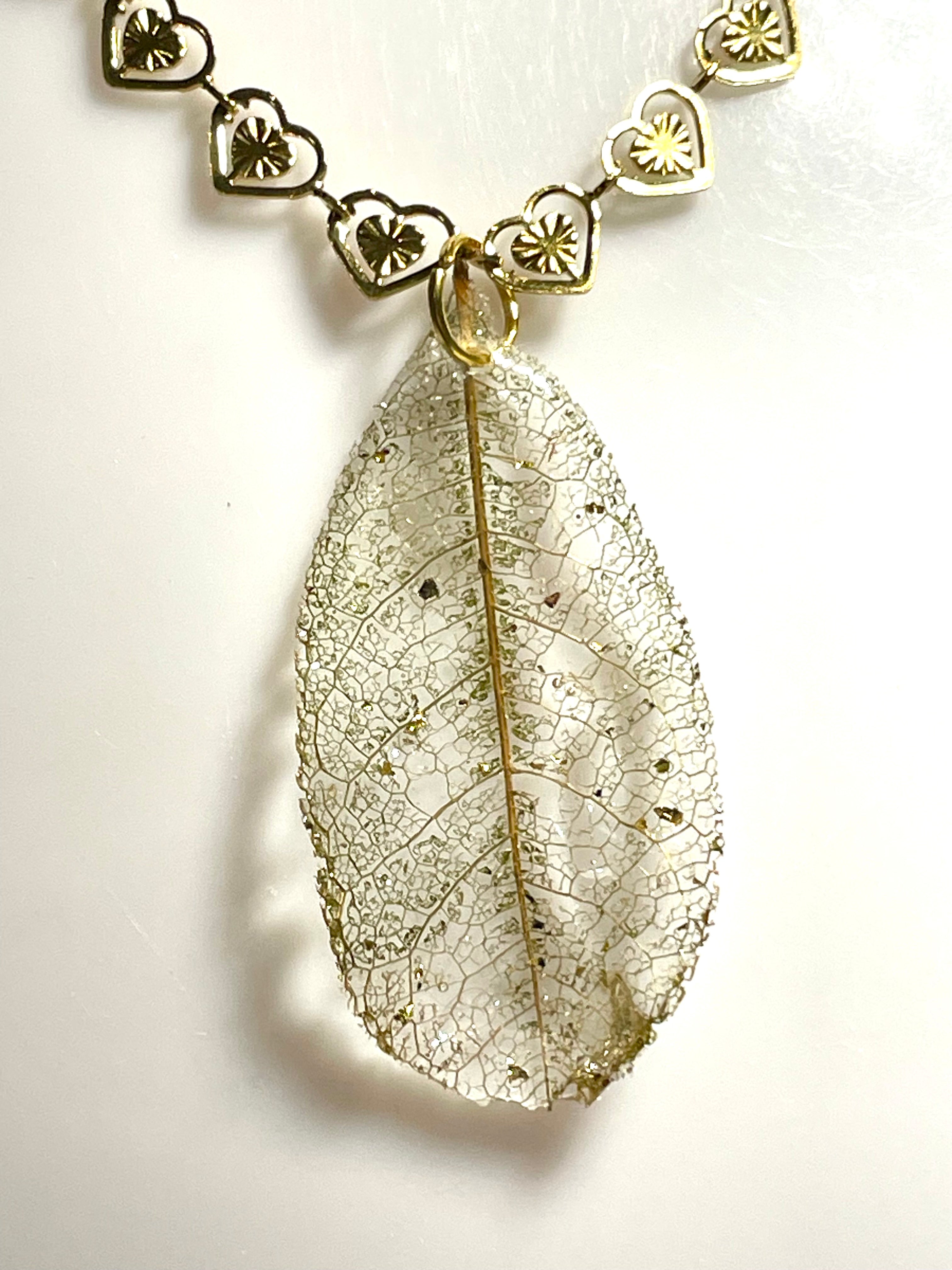 Collier dentelle végétale de Magnolia petits cœurs - Aux fleurs de Chloé Collier dentelle végétale de Magnolia petits cœurs Collier Collier