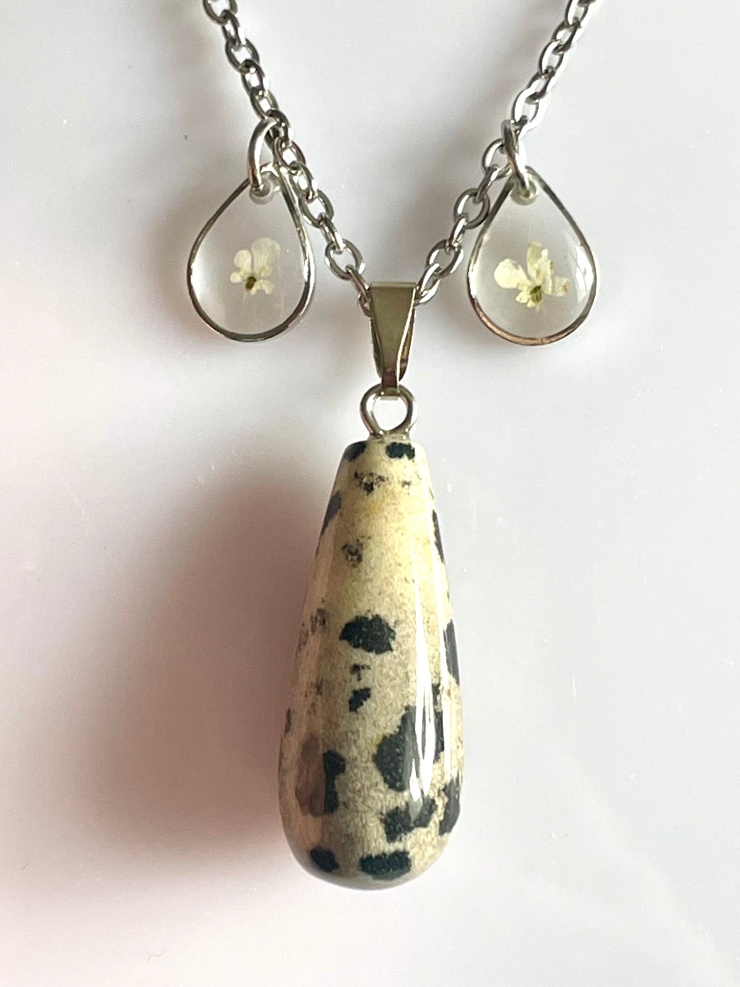 Collier fleurs carotte sauvage & jaspe dalmatien - Aux fleurs de Chloé Collier fleurs carotte sauvage & jaspe dalmatien Collier Collier
