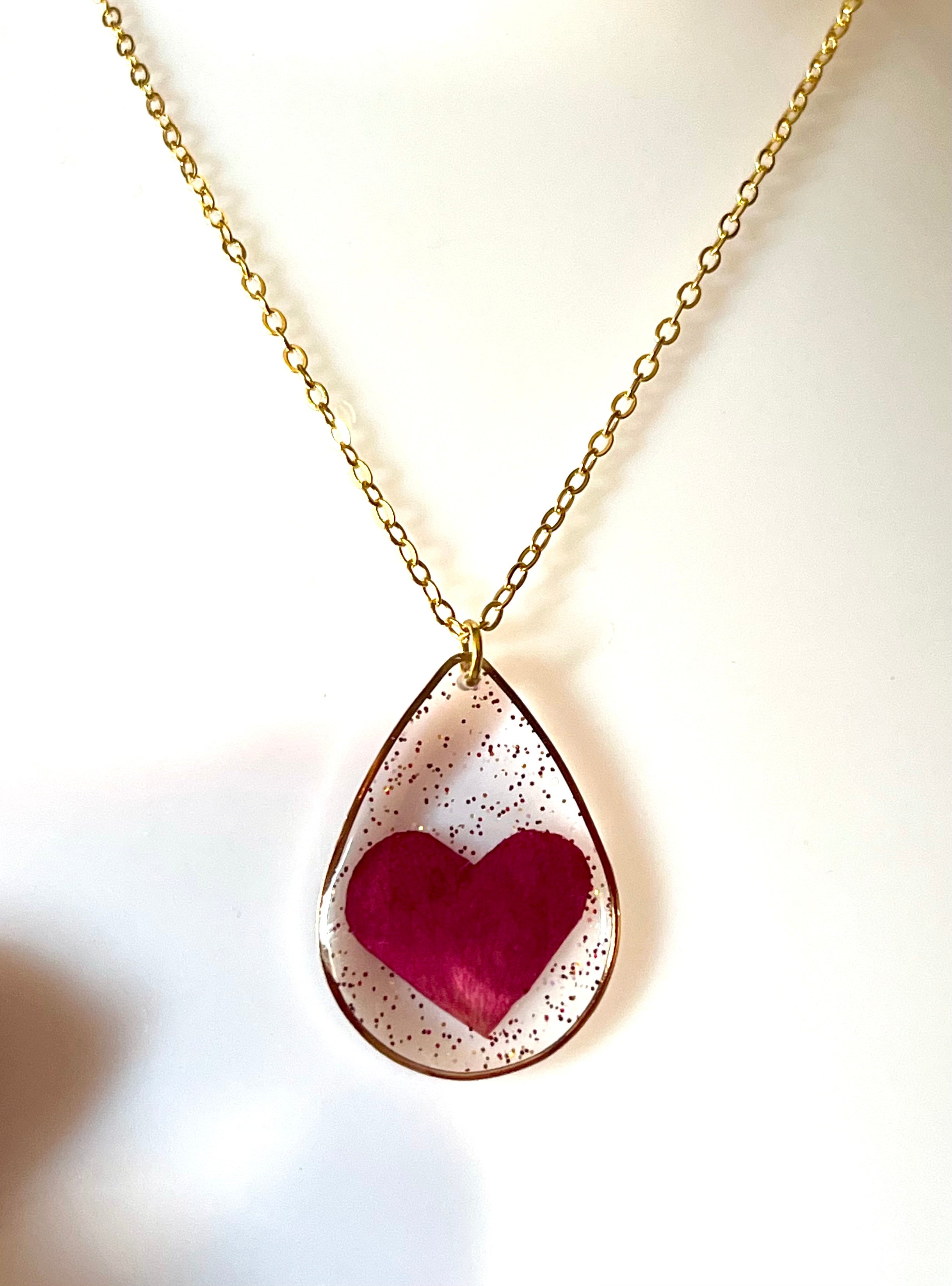 Collier Cœur de Pétale de Camélia – Fleur naturelle en résine