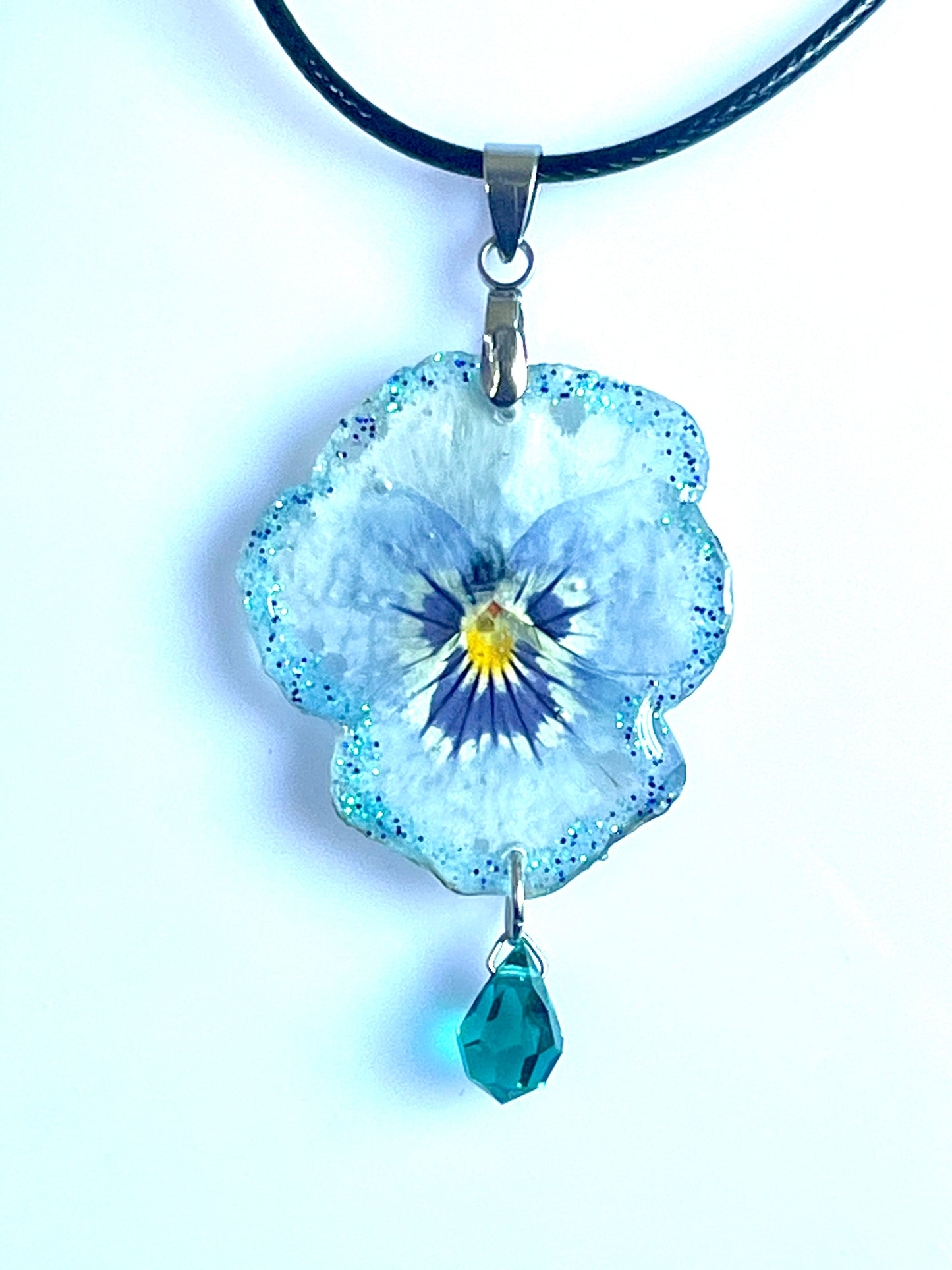 Collier “Pensée Bleue” – Fleur naturelle encapsulée