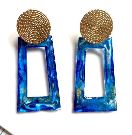 Boucles d’oreilles résine bleu doré