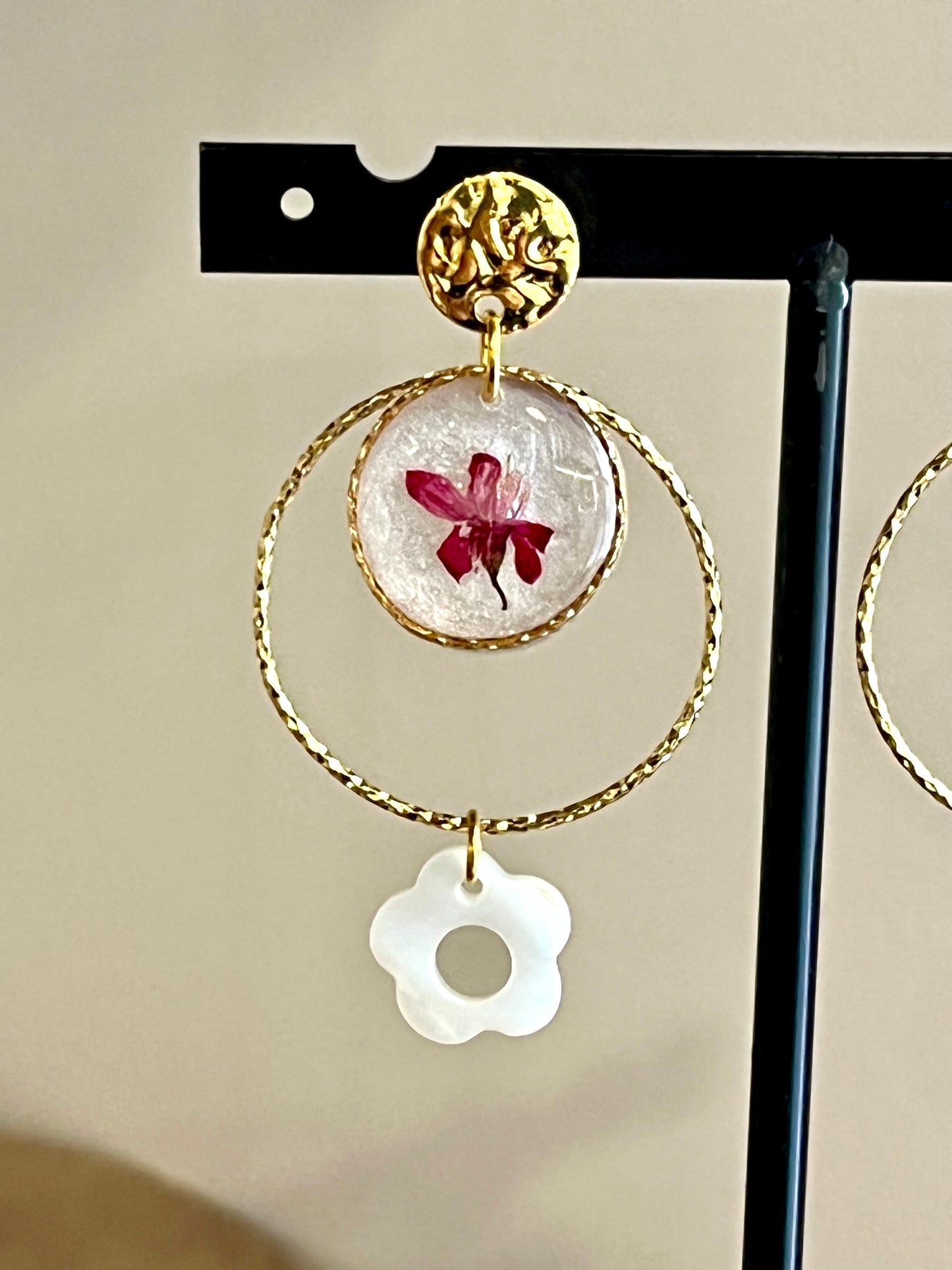 Boucles d’oreilles bohème fleurs séchées – Doré & nacre