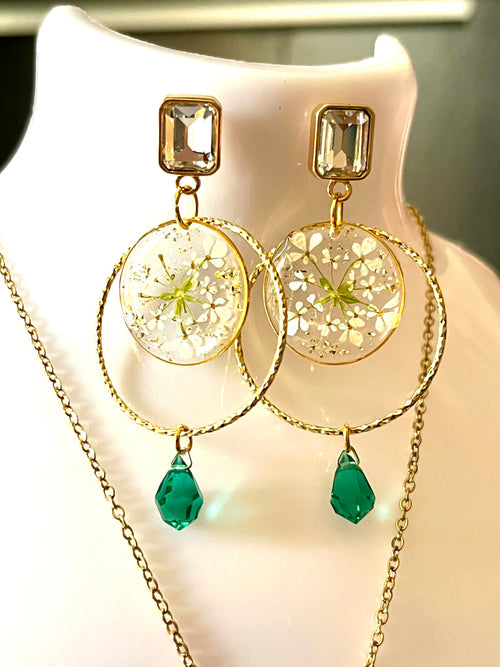 Wild Carrot Flower & Emerald Drop Earrings – Natural Flowers in Resin