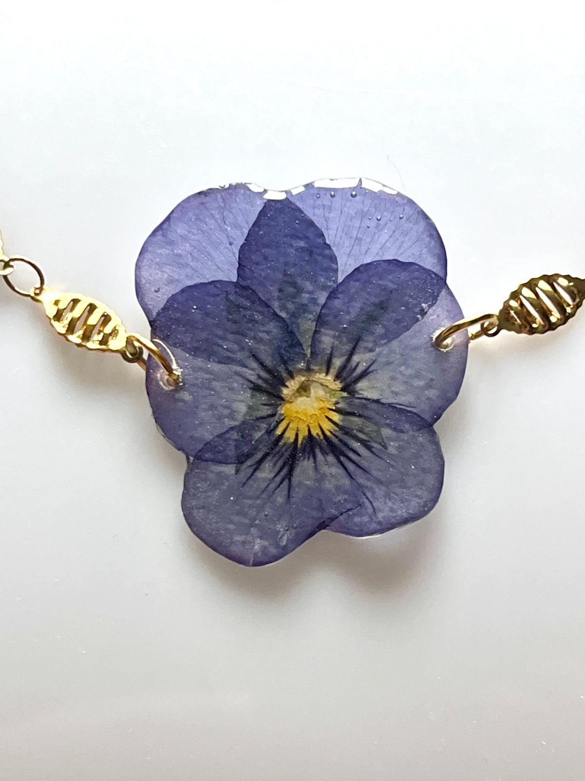 Bracelet Pensée Violette – Fleur Naturelle & Maillons Dorés