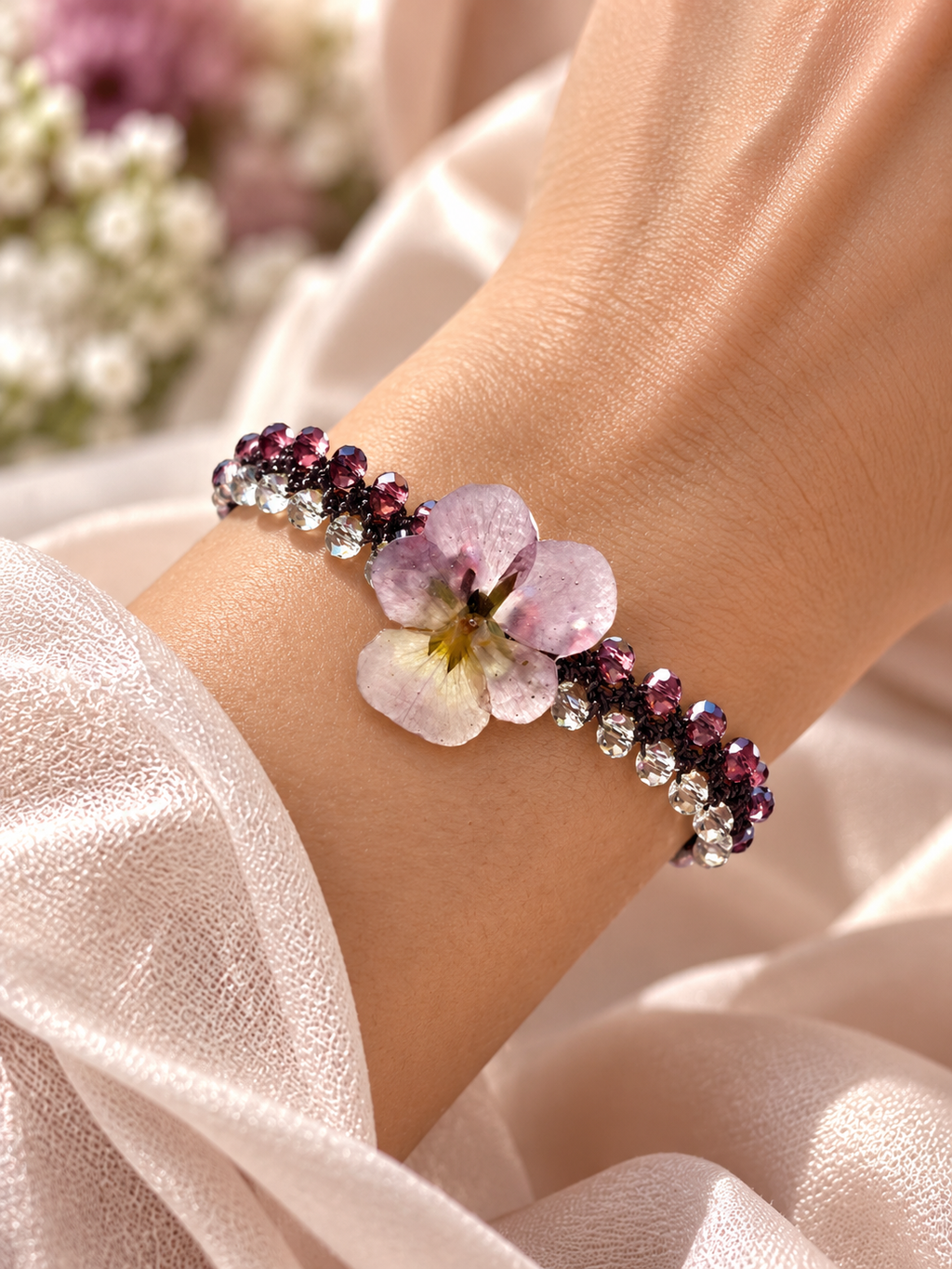 Bracelet artisanal au crochet avec pensée naturelle et perles de verre