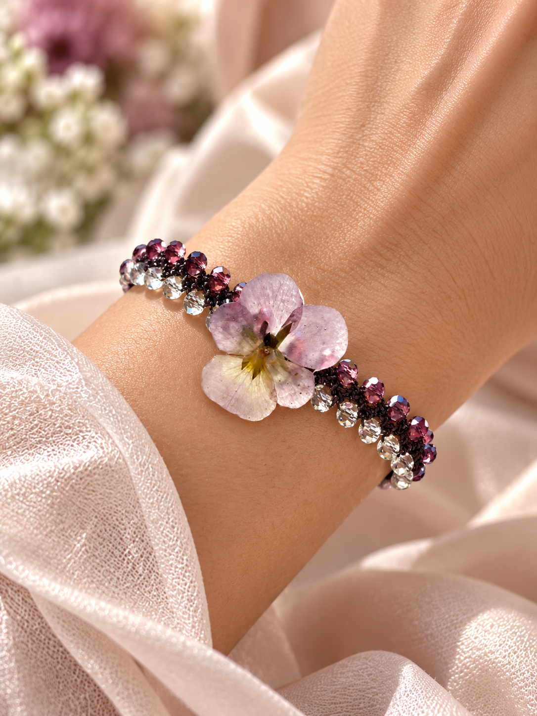 Bracelet artisanal au crochet avec pensée naturelle et perles de verre