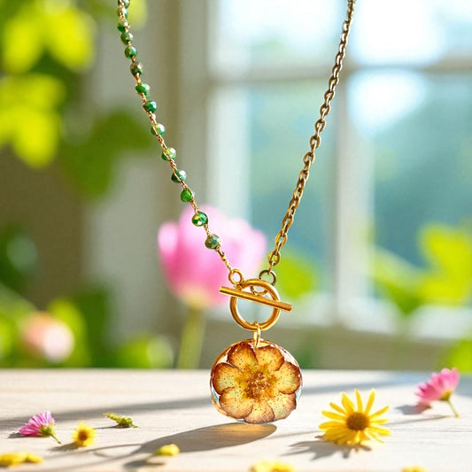 Collier bi matière perles de verre & primevère