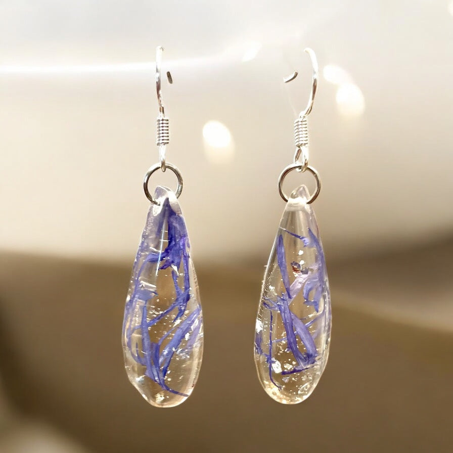 Boucles d’oreilles pétales de Bleuet - Aux fleurs de Chloé Boucles d’oreilles pétales de Bleuet Boucles d’oreilles Boucles d’oreilles