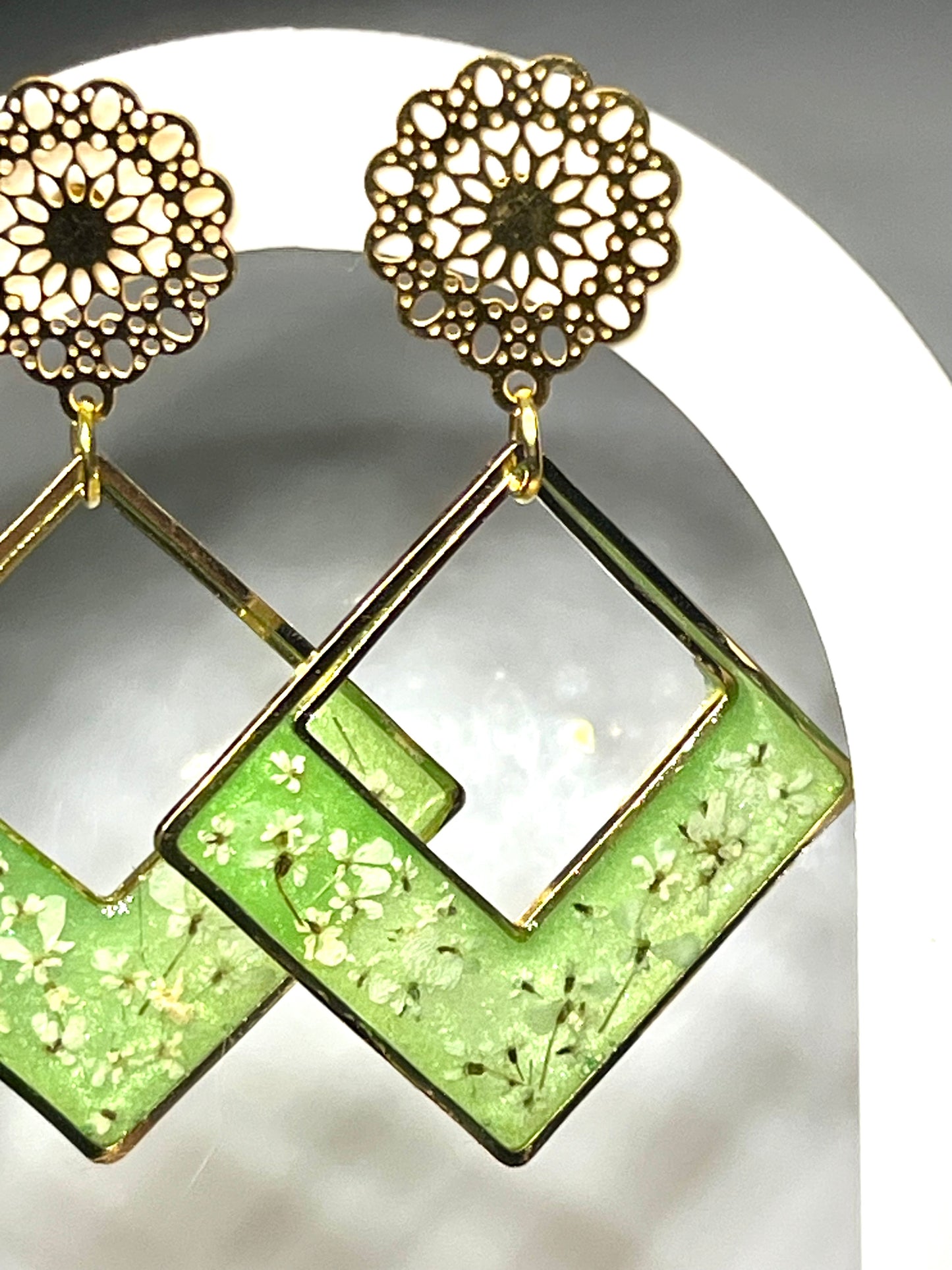 Boucles d’oreilles fleurs de carotte sauvage vert nacré