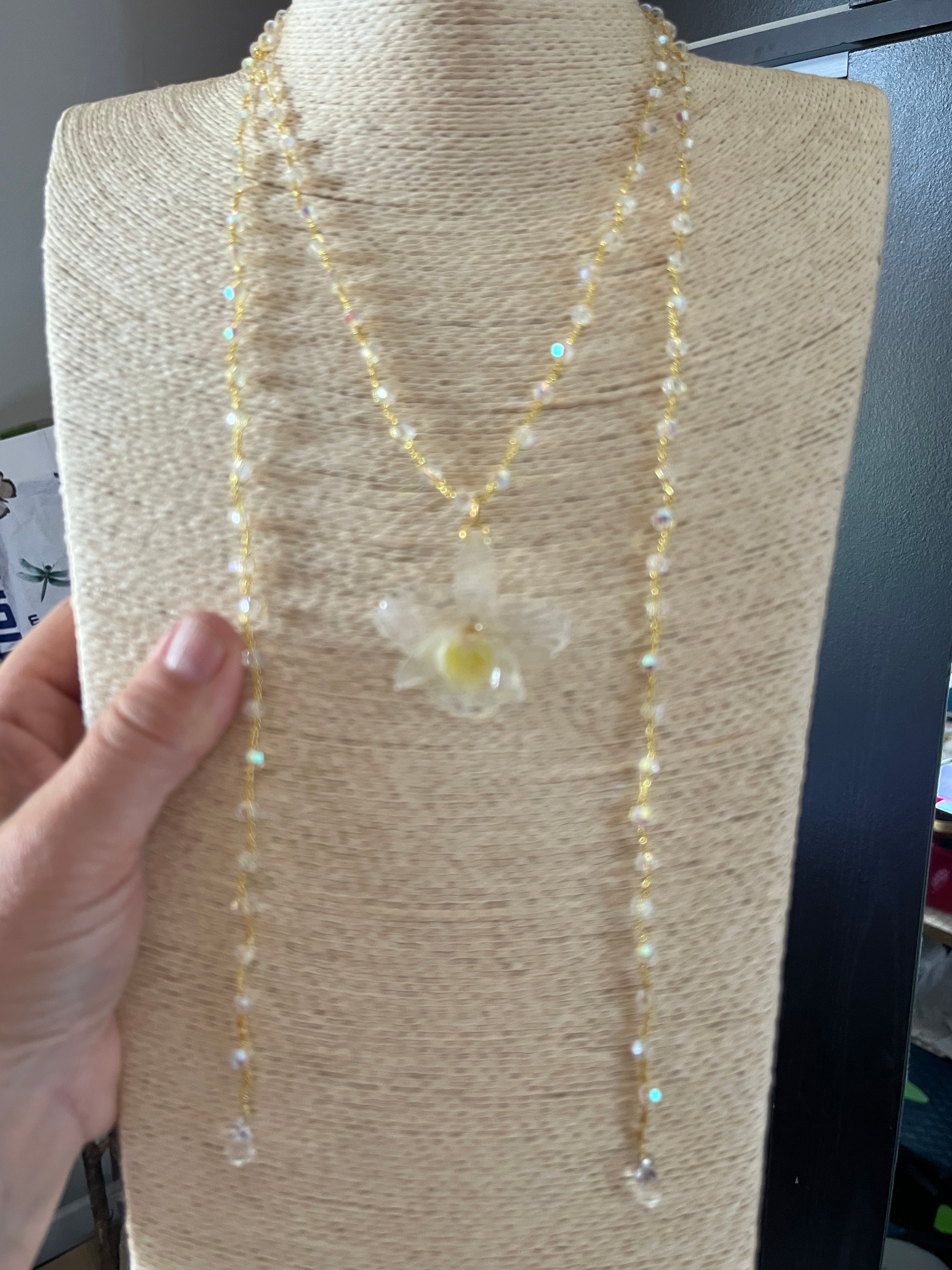 Collier Éclosion d’Orchidée

L’élégance naturelle sublimée par un travail de crochet artisanal.