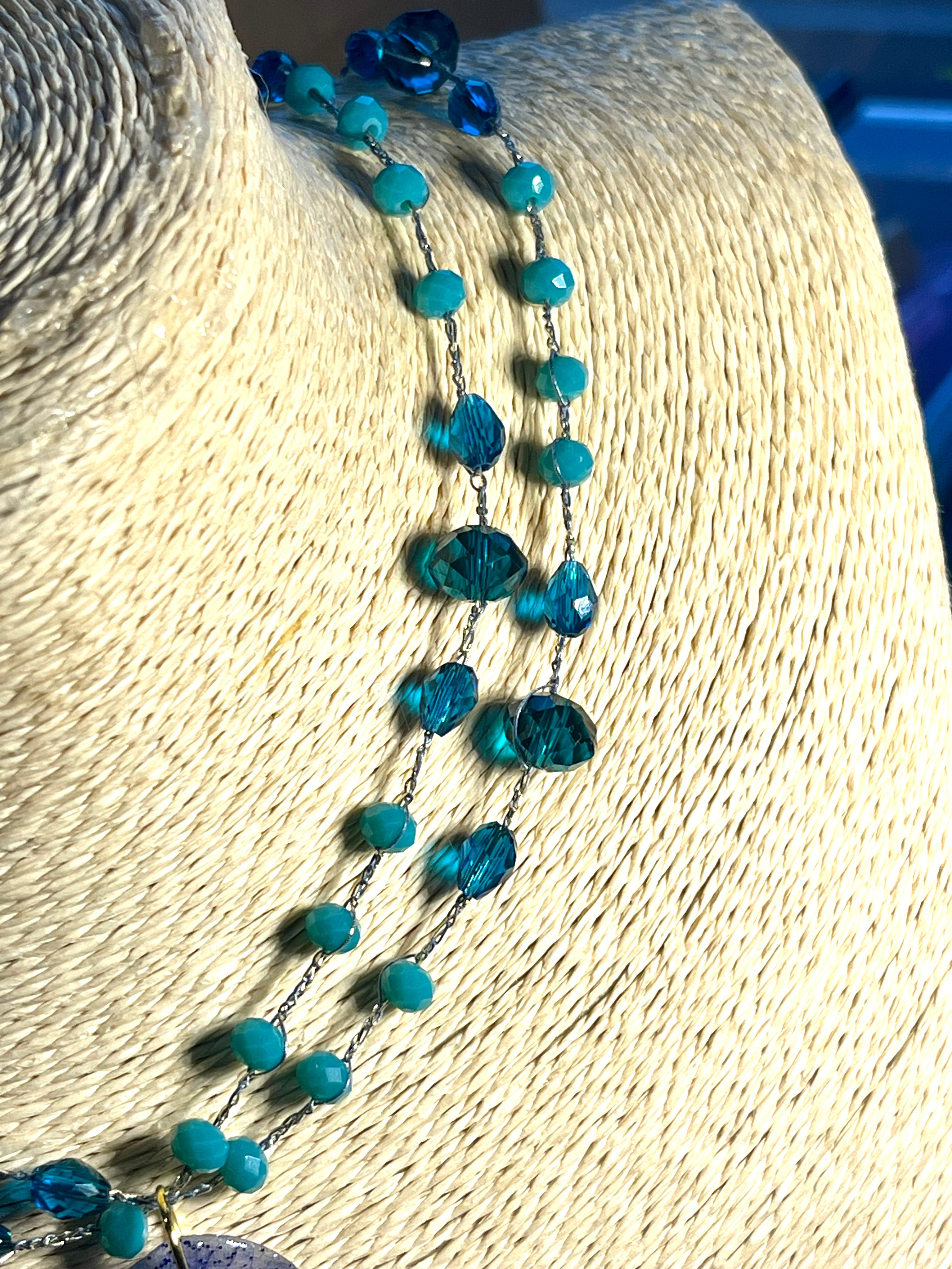 Collier Orchidée Bleue – Bijou floral artisanal