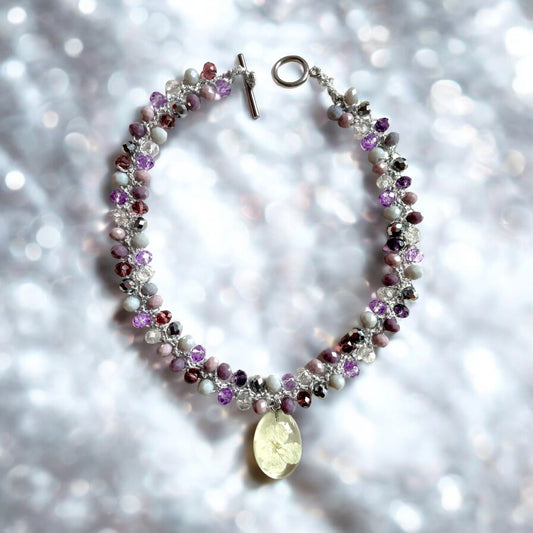 Collier ras du coup fleur hortensia blanc et perles de verre tons violet argenté
