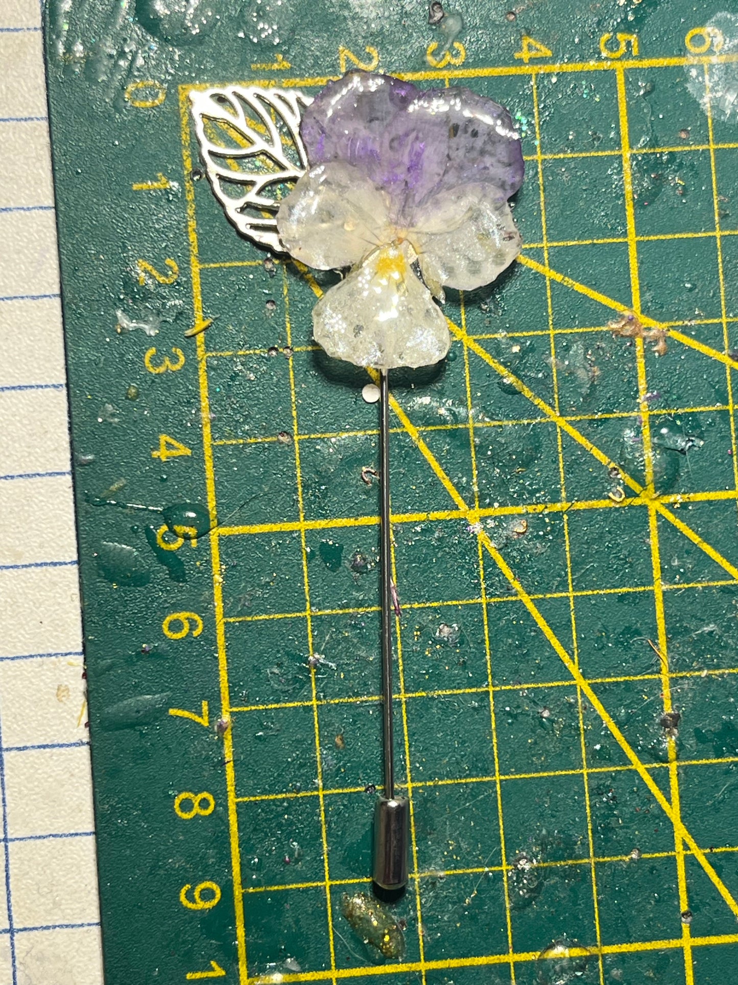 Épingle broche fleur de pensée mauve & blanche