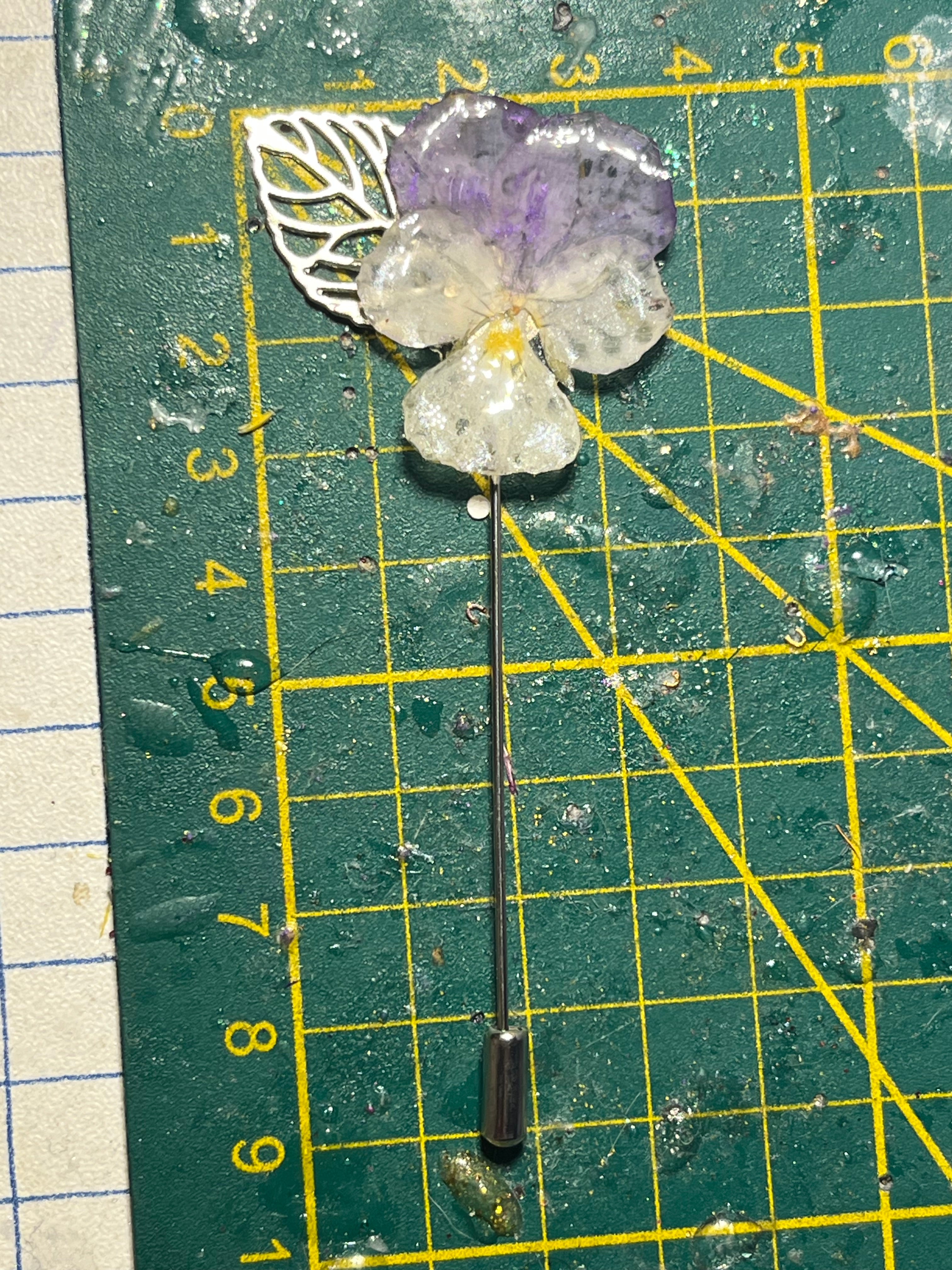 Épingle broche fleur de pensée mauve & blanche