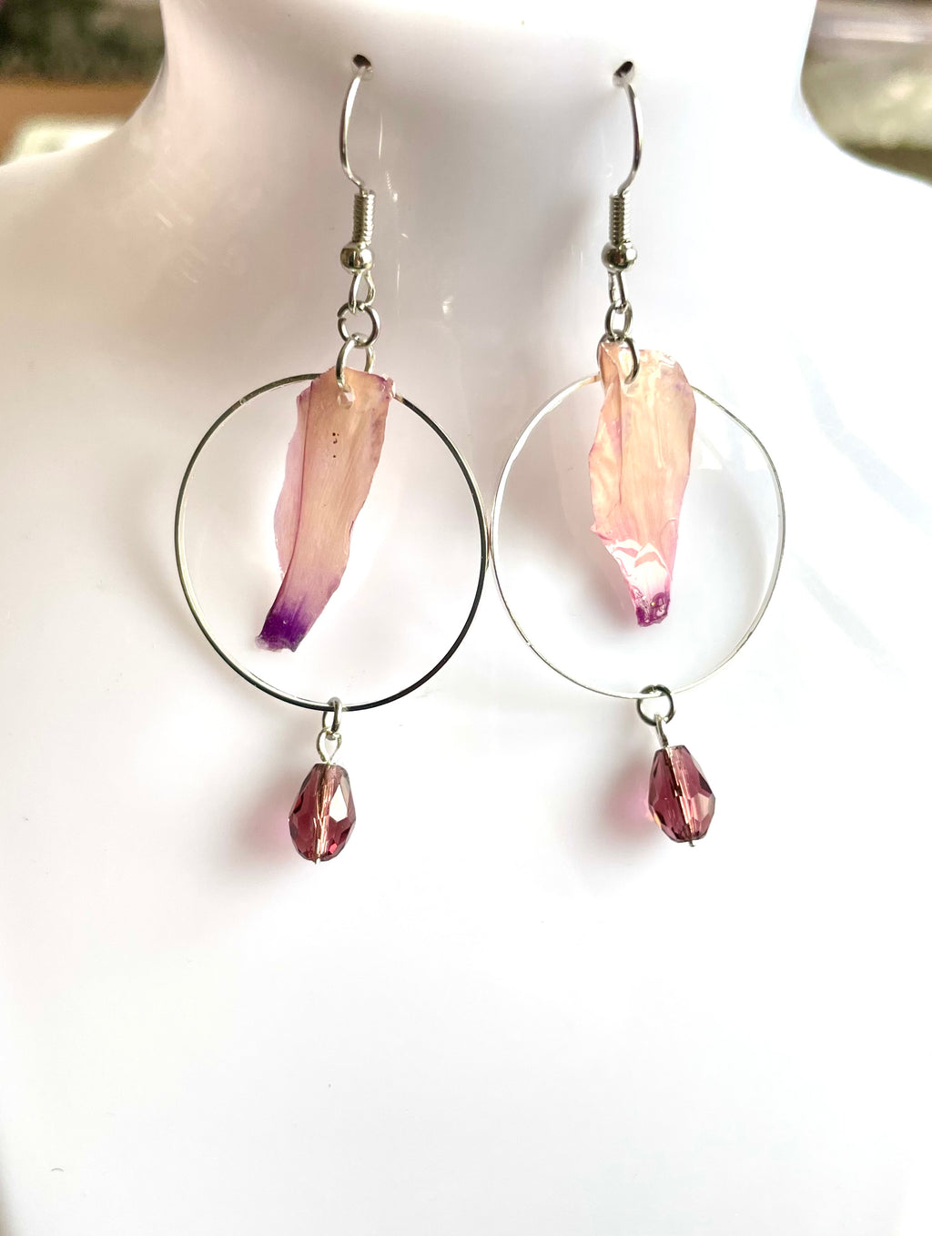 Boucles d’oreilles pétales de cyclamen et perles de verre - Aux fleurs de Chloé Boucles d’oreilles pétales de cyclamen et perles de verre Boucles d’oreilles Boucles d’oreilles