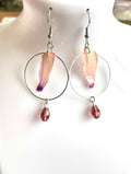 Boucles d’oreilles pétales de cyclamen et perles de verre - Aux fleurs de Chloé Boucles d’oreilles pétales de cyclamen et perles de verre Boucles d’oreilles Boucles d’oreilles