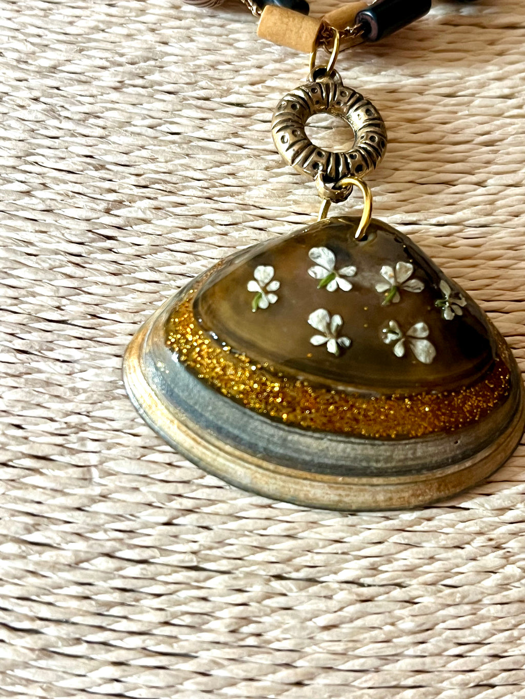 Collier « Trésor Marin » – Coquillage naturel & fleurs naturelles