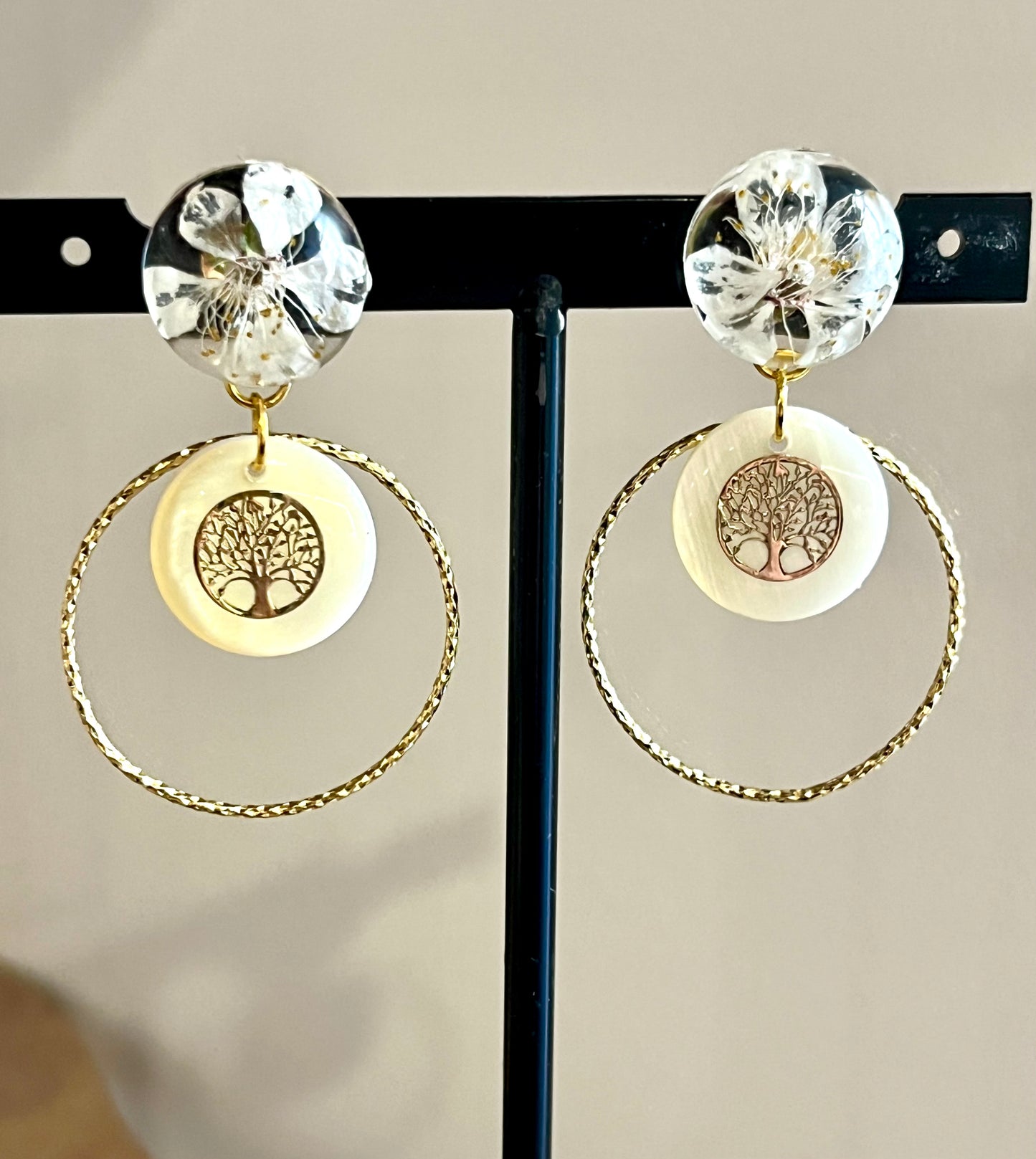 Boucles d’oreilles arbre de vie nacré  & fleurs en résine