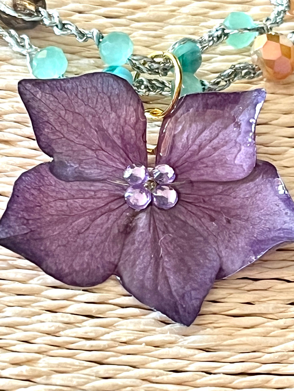 Collier hortensia violet réalisé au crochet – Fleur naturelle