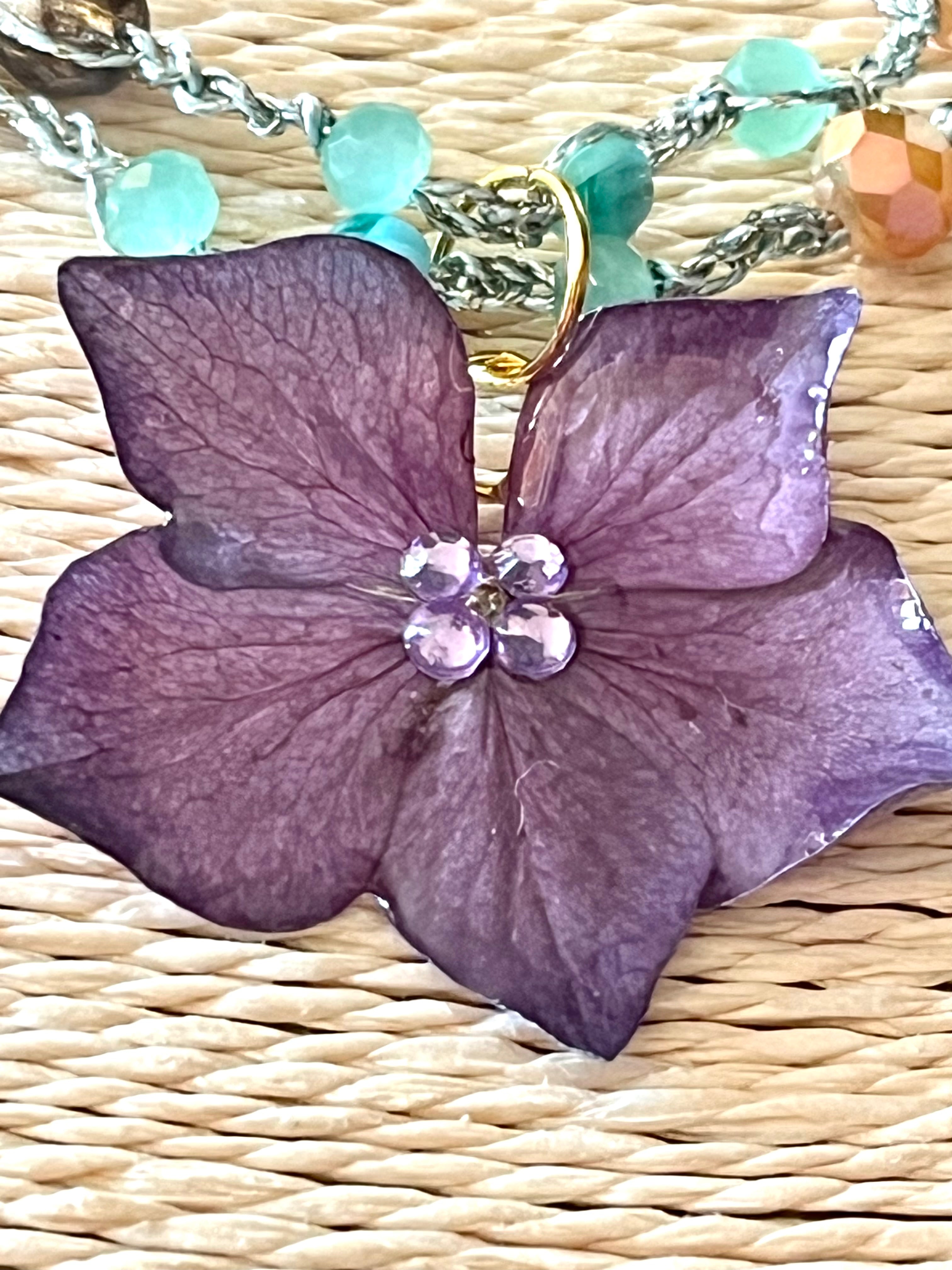 Collier hortensia violet réalisé au crochet – Fleur naturelle