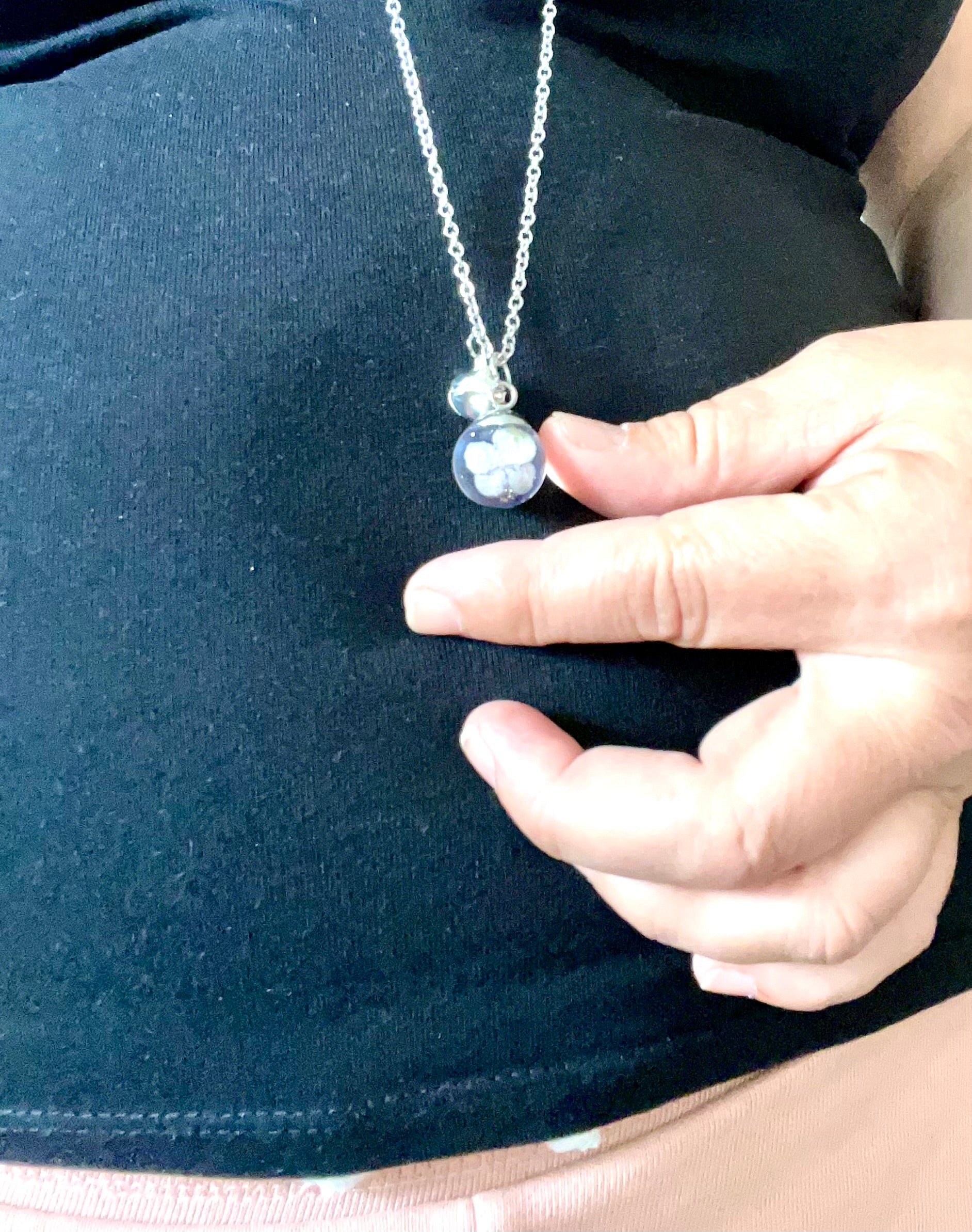 Collier femme enceinte boule hortensia - Aux fleurs de Chloé Collier femme enceinte boule hortensia Collier Collier