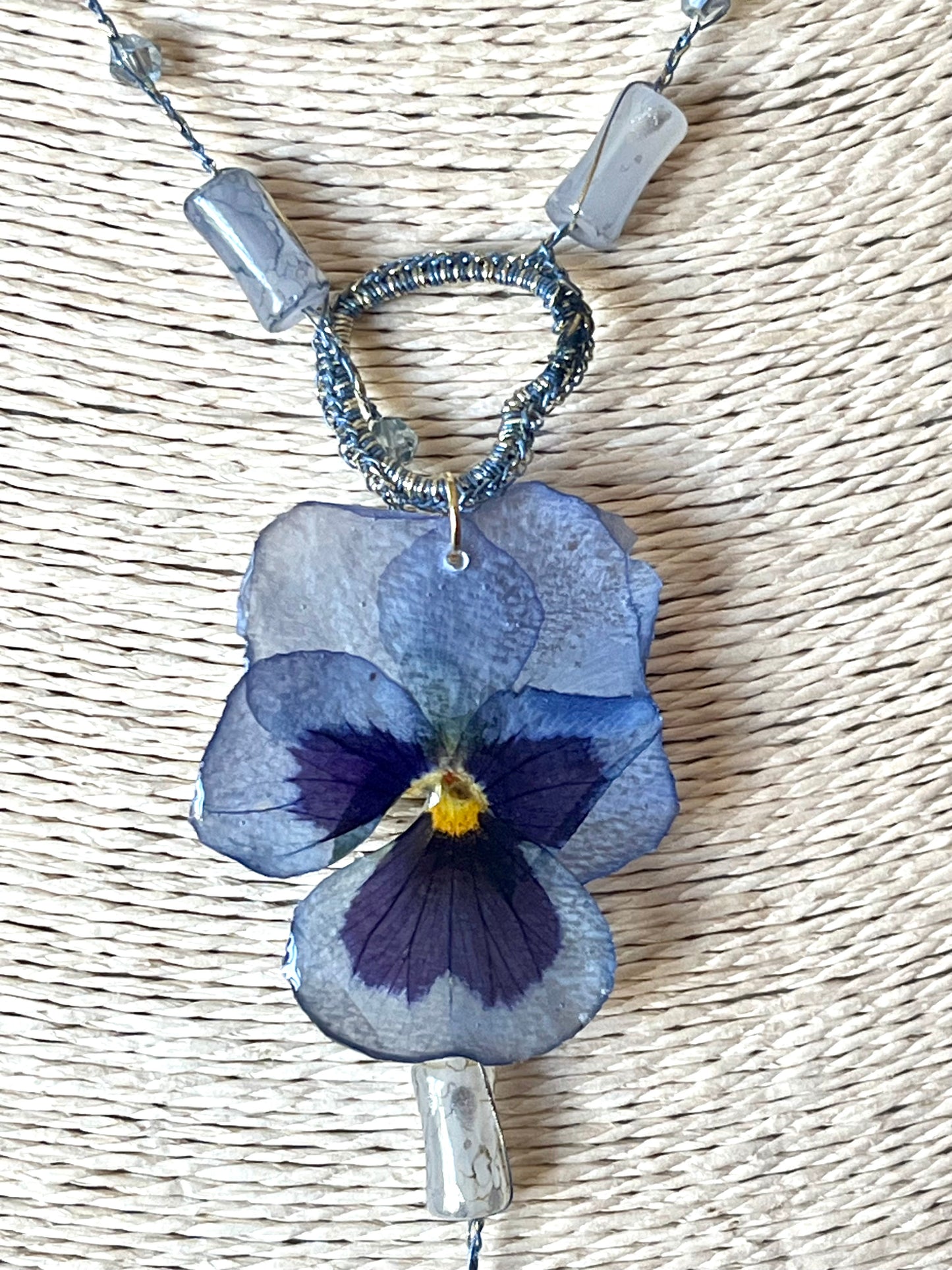 Collier Pendentif Pensée Bleue – Fleur Naturelle Pressée