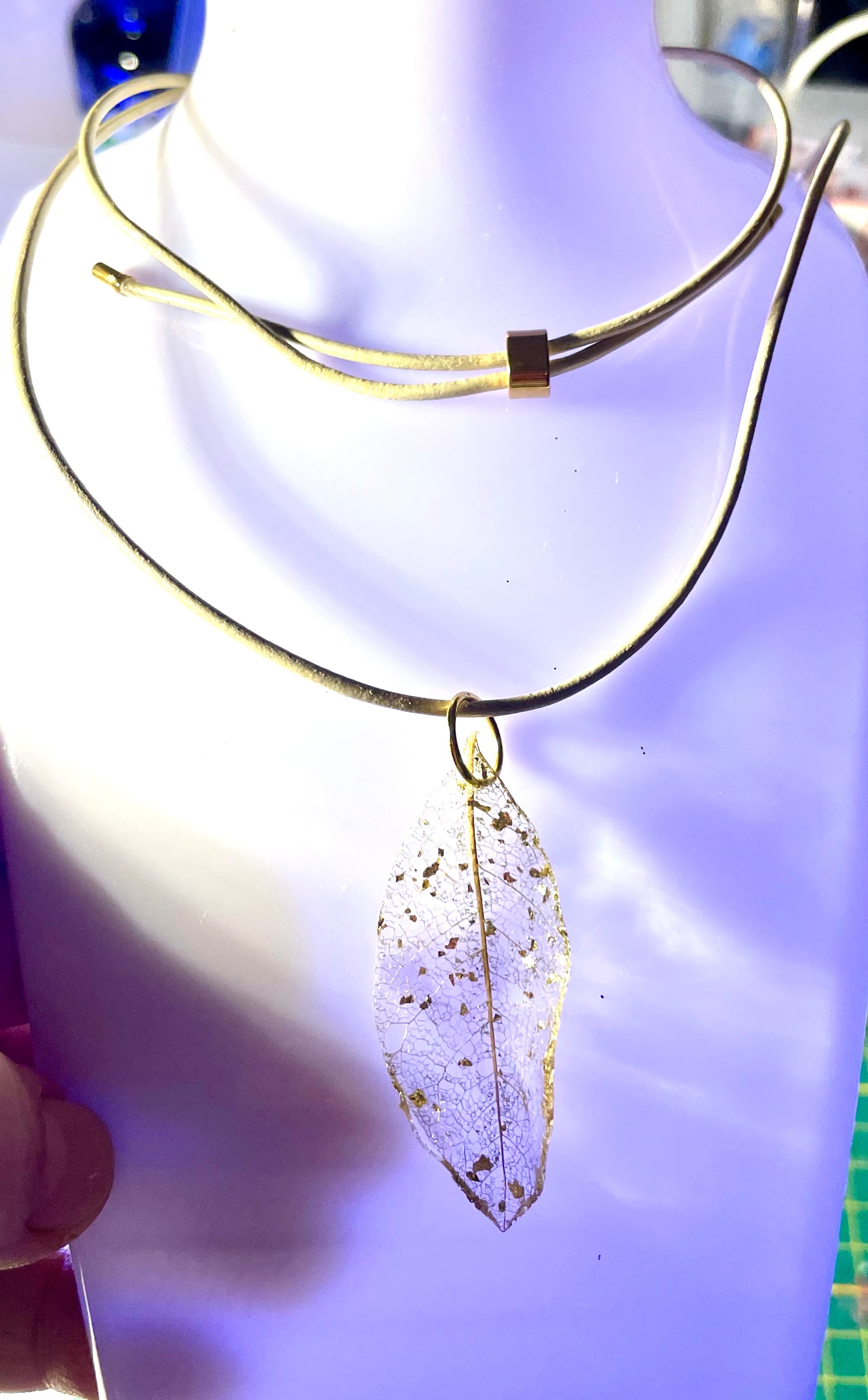 Collier dentelle végétale Magnolia  cordon cuir - Aux fleurs de Chloé Collier dentelle végétale Magnolia  cordon cuir Collier Collier