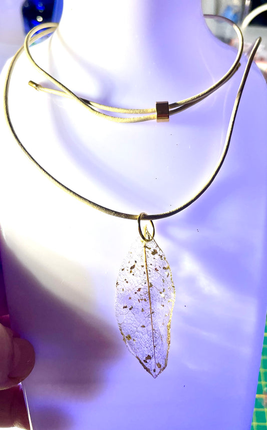 Collier dentelle végétale Magnolia  cordon cuir