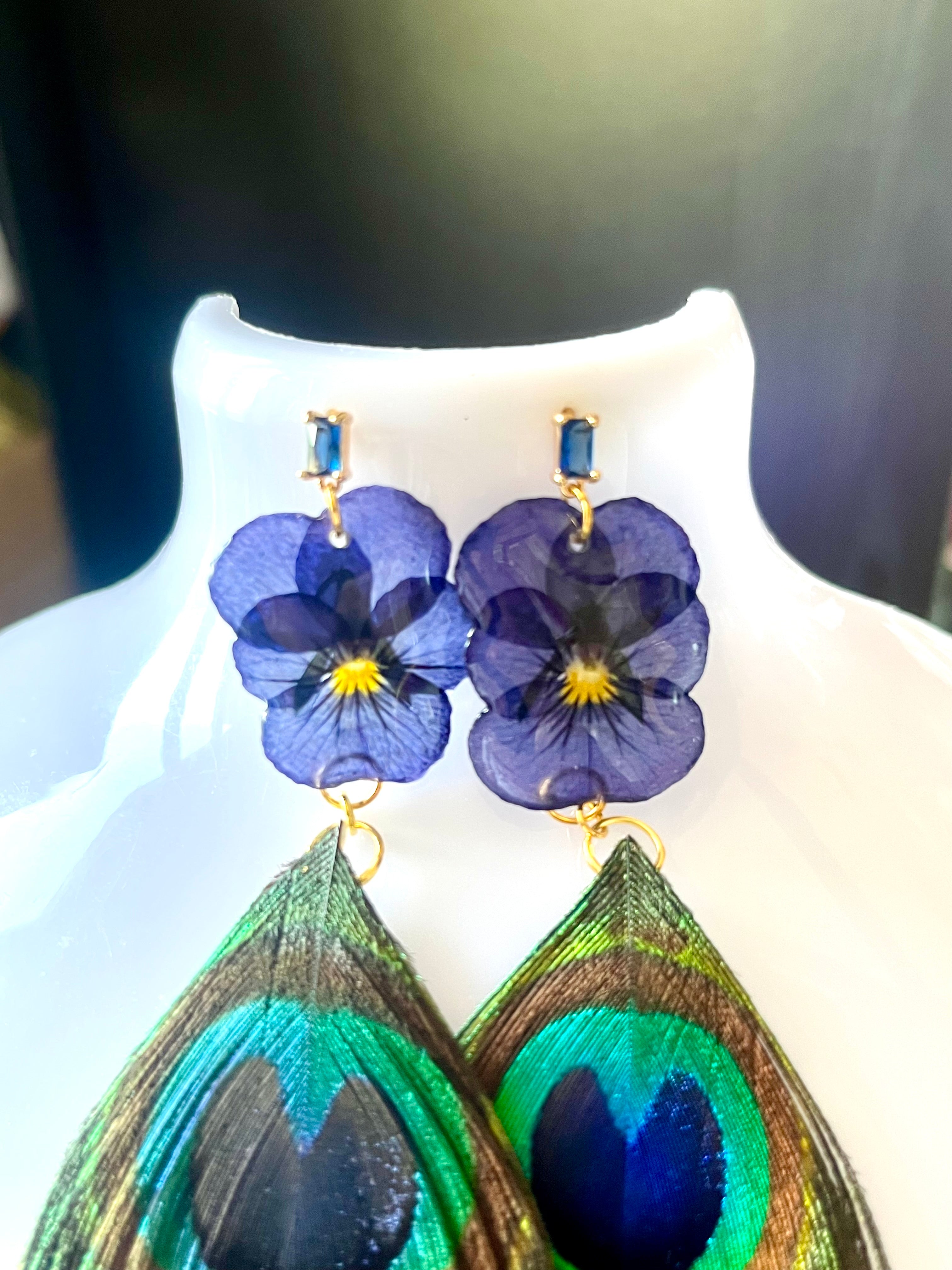 Boucles d’oreilles « Pensée & Plume de paon »