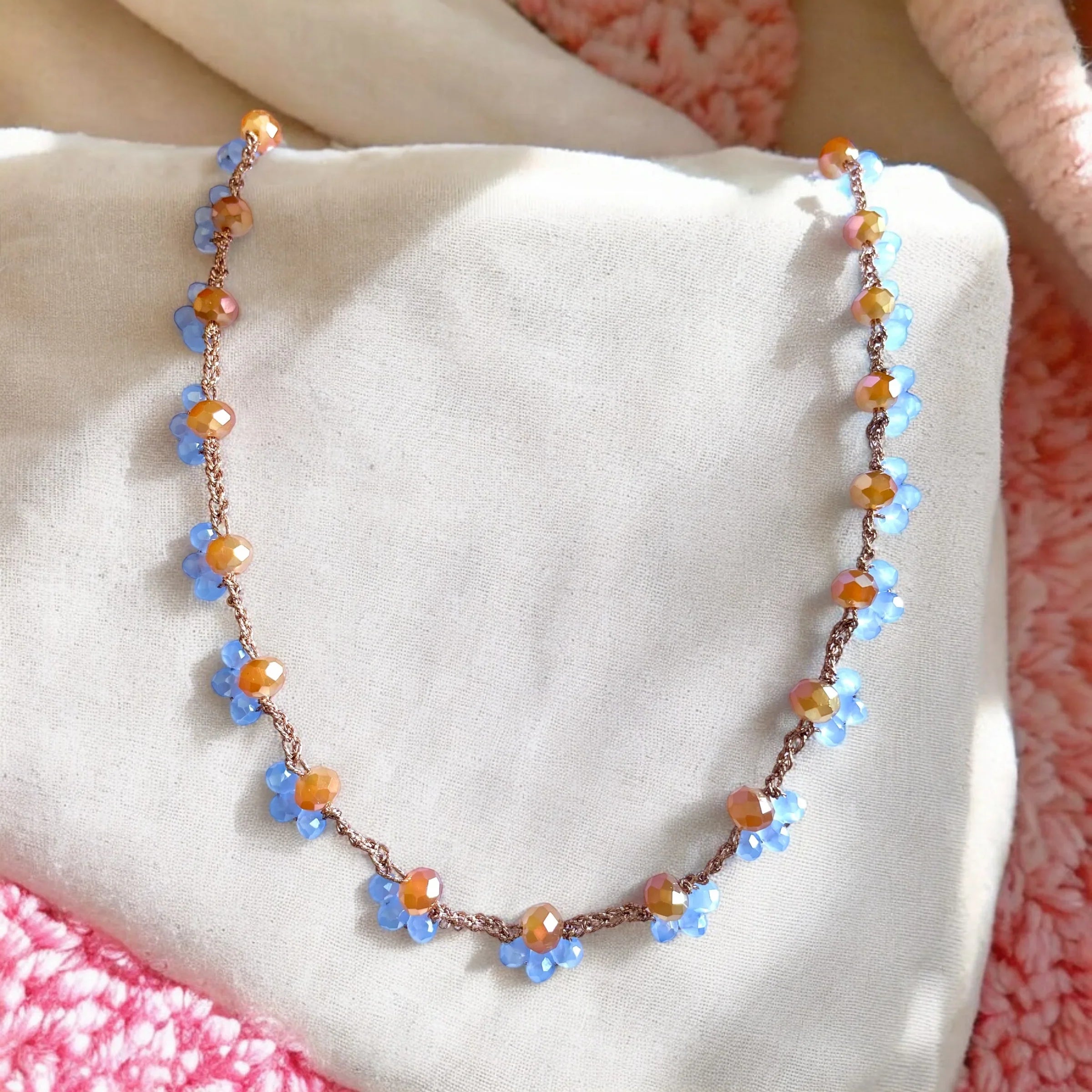 Collier de perles de verre tchèque demies fleurs - Aux fleurs de Chloé Collier de perles de verre tchèque demies fleurs Collier Collier