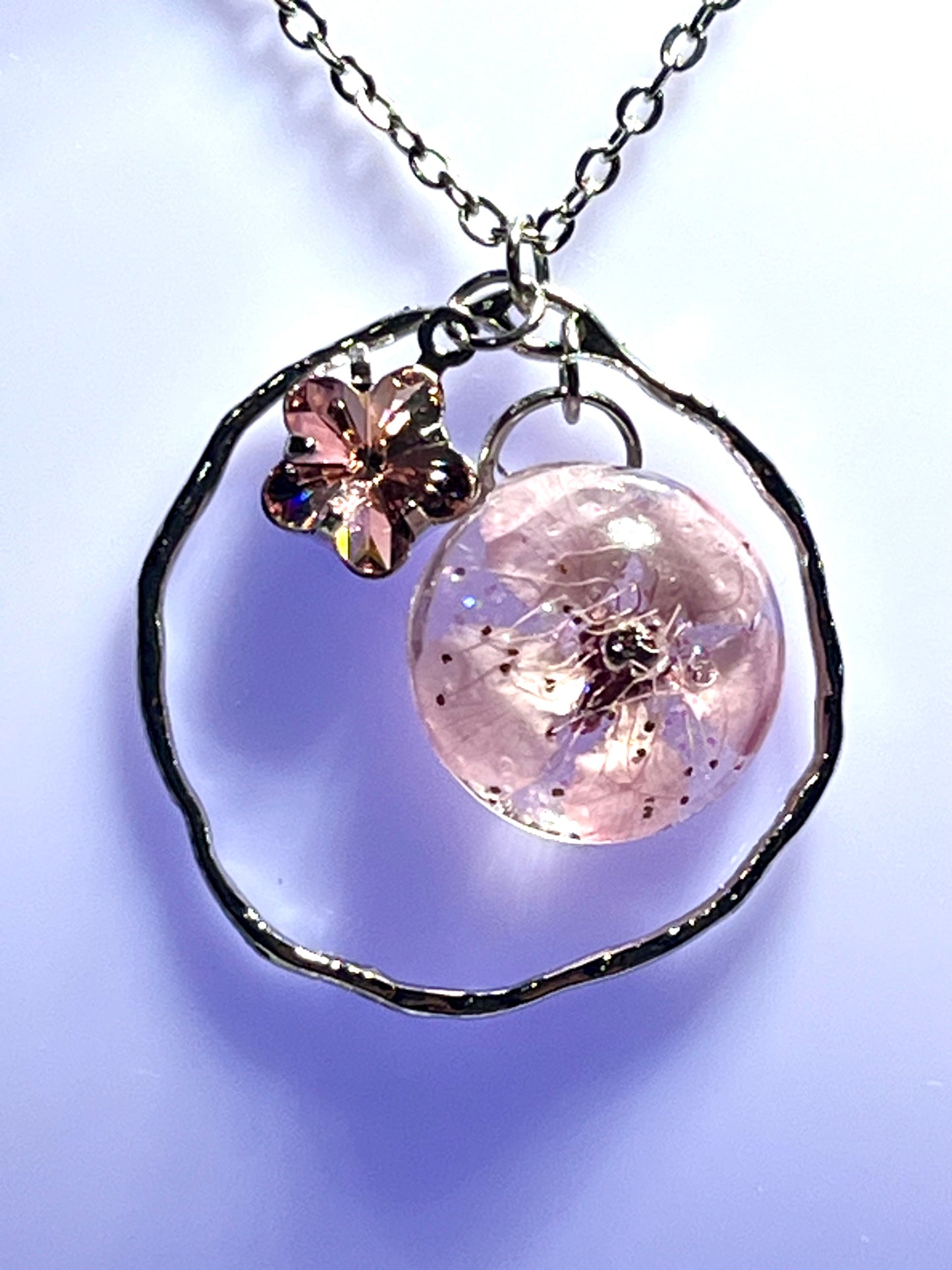 🌸 Collier Fleur de Prunus Naturelle & Cristal Swarovski® – Pendentif Fleur Séchée en Résine