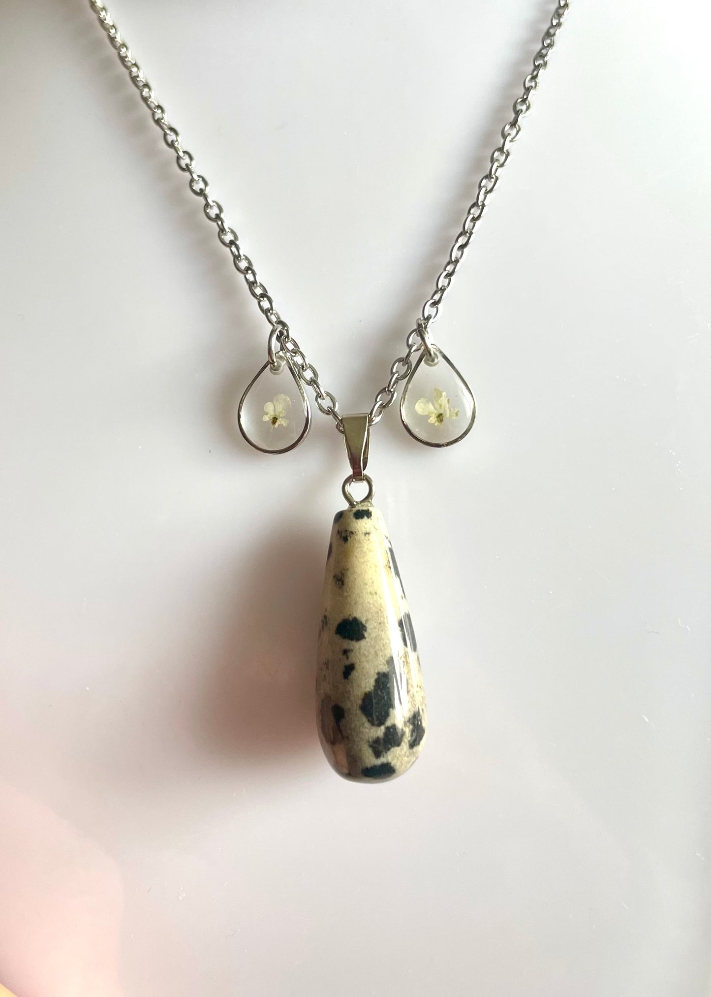 Collier fleurs carotte sauvage & jaspe dalmatien - Aux fleurs de Chloé Collier fleurs carotte sauvage & jaspe dalmatien Collier Collier