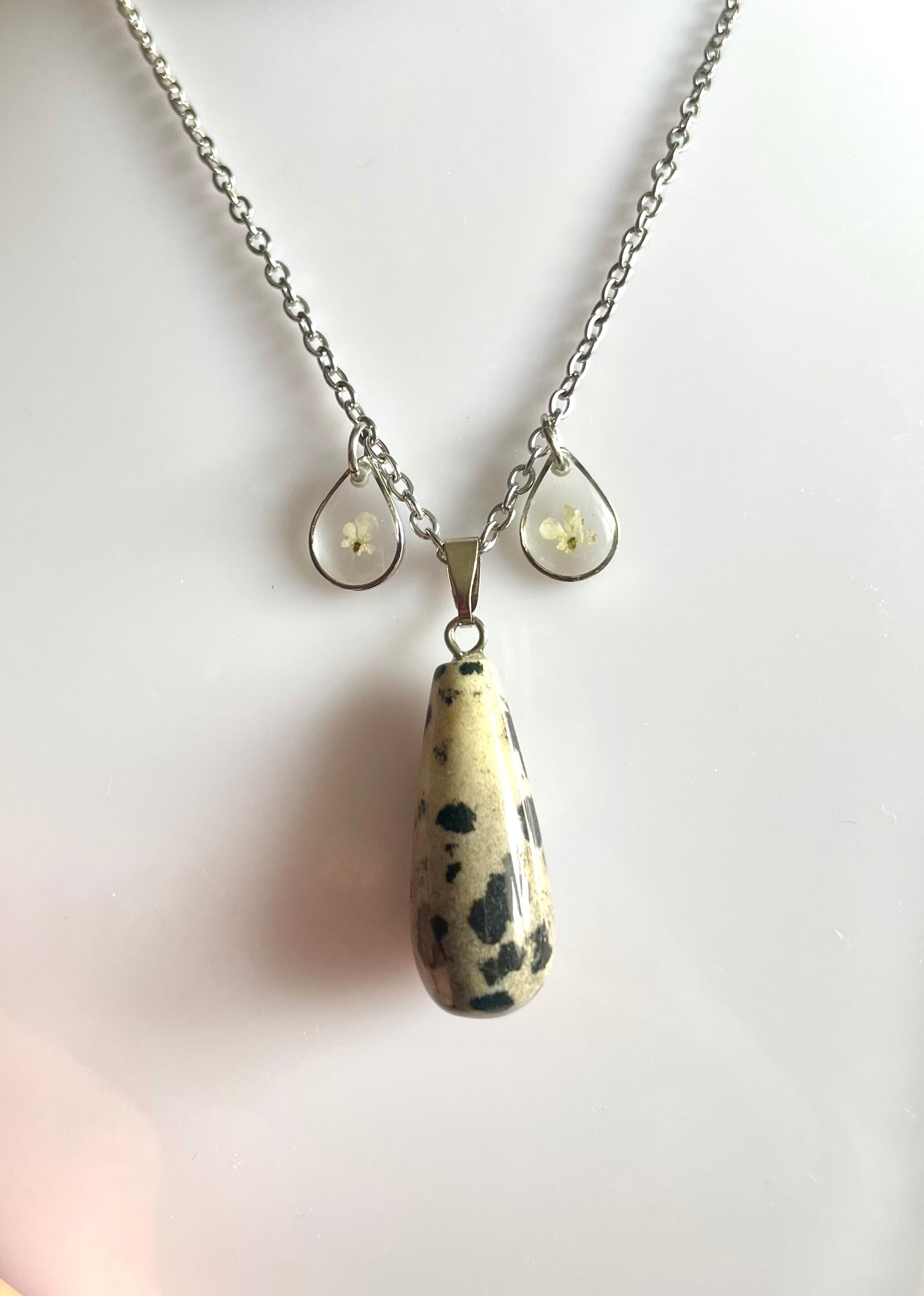 Collier fleurs carotte sauvage & jaspe dalmatien - Aux fleurs de Chloé Collier fleurs carotte sauvage & jaspe dalmatien Collier Collier
