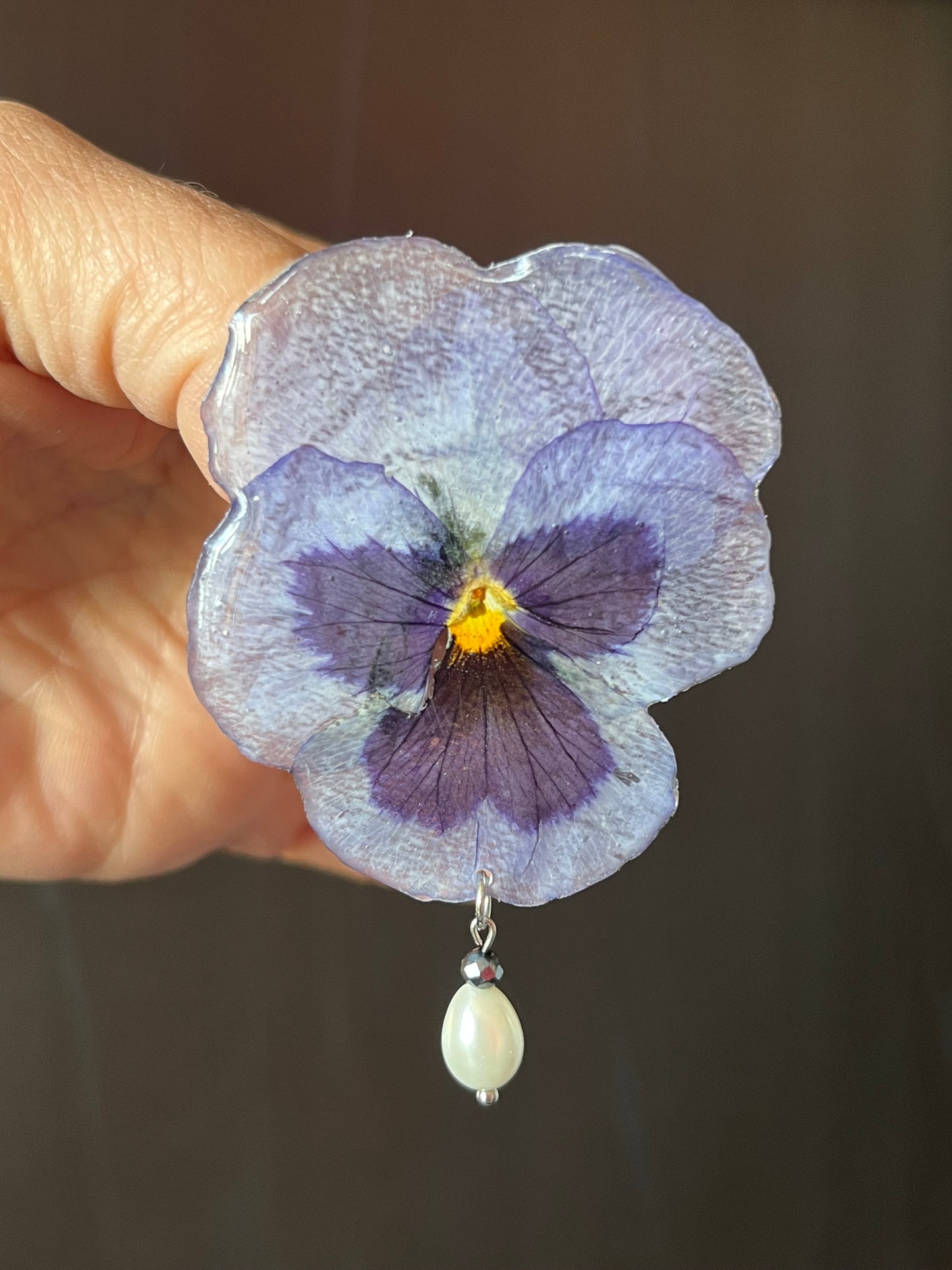 Broche Pensée Éternelle – Fleur naturelle préservée