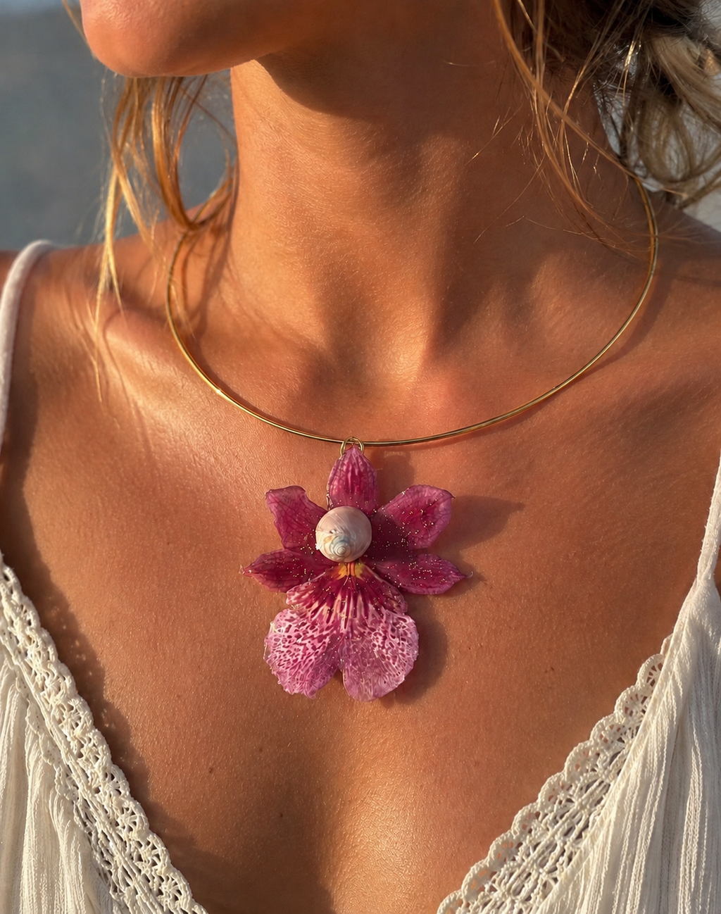 Collier ras-du-cou orchidée cambria naturelle et coquillage
